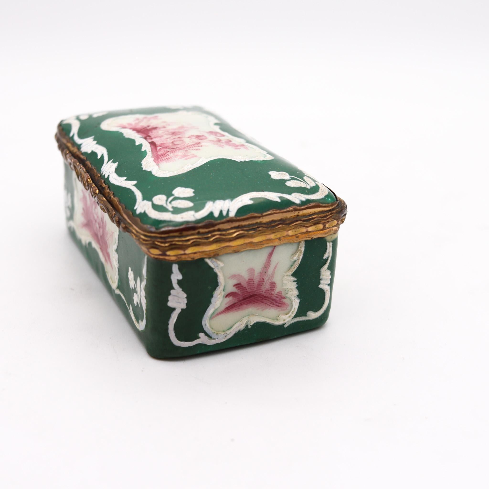 Caja esmaltada georgiana Battersea de finales del siglo XVIII. 

Preciosa tabaquera de mesa inglesa antigua Battersea Bilston, creada en el distrito londinense de Battersea. Se fabricó durante el periodo georgiano, hacia 1780. Esta rara caja se