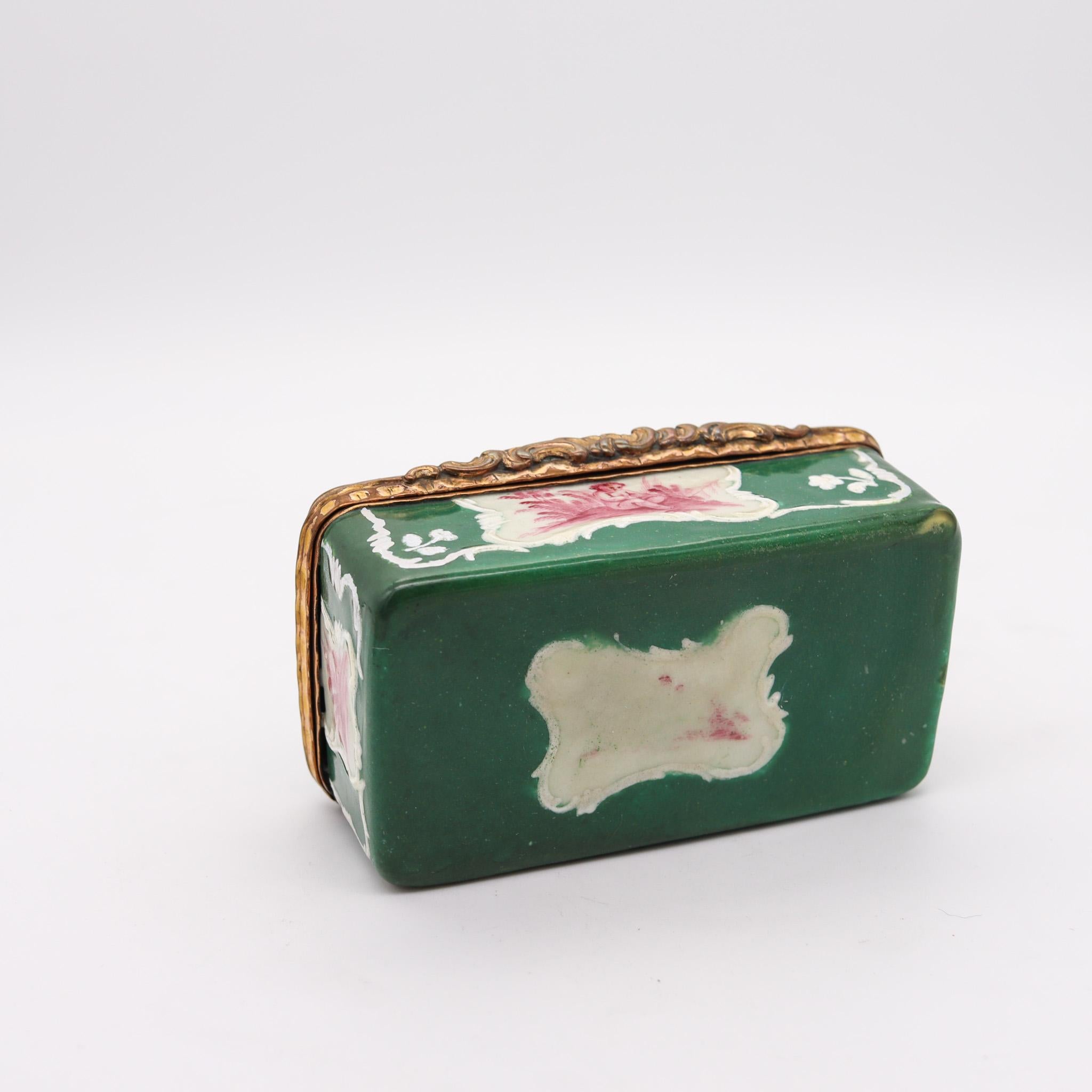 Inglaterra 1780 Georgiana Battersea Caja decorada con esmalte barroco en bronce dorado en Bueno estado para la venta en Miami, FL