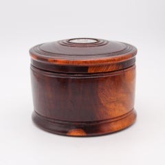 ENGLAND 1787 George III Tobacco Round Desk Box In Carved Wood And Silver