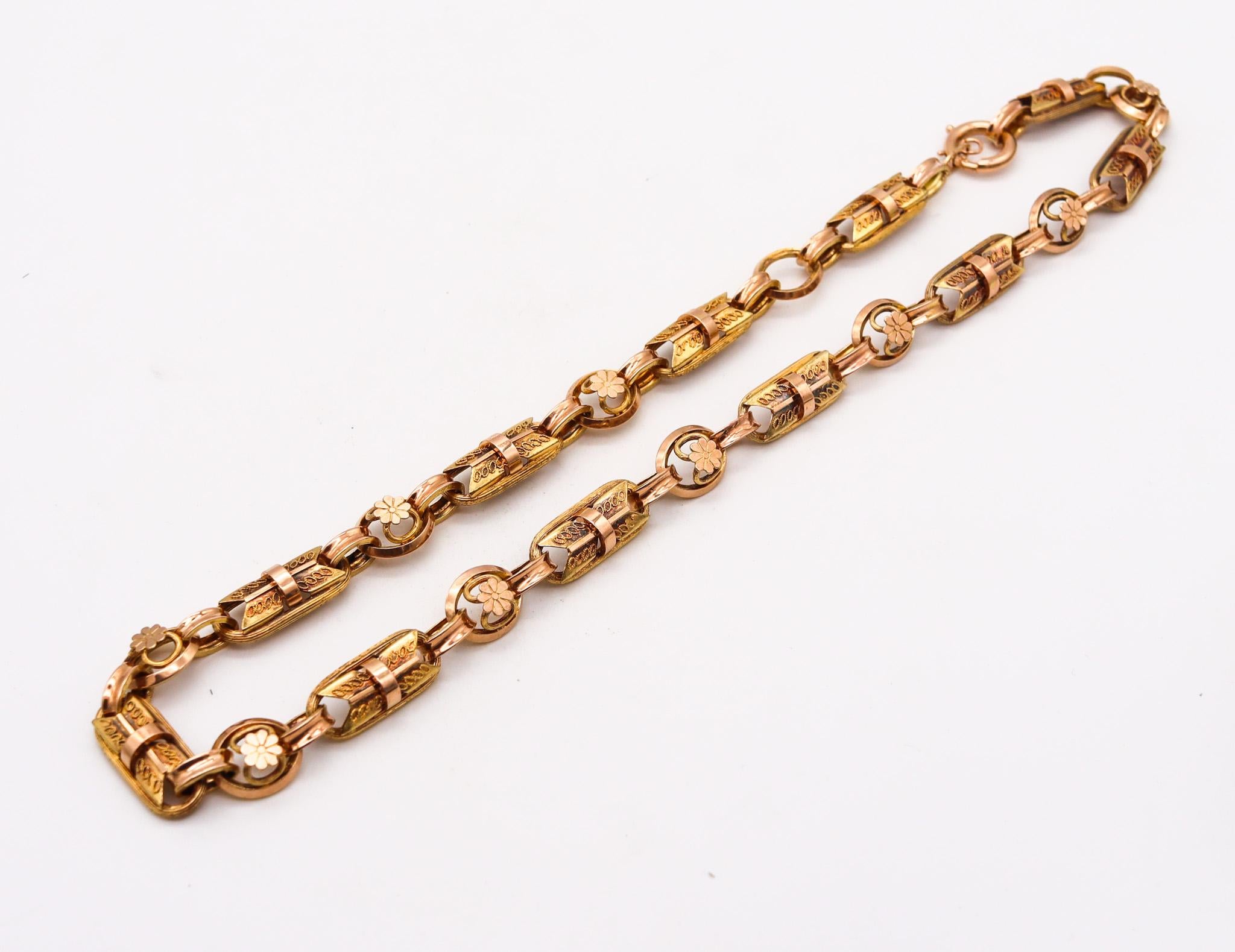England 1880 Victorian Neo Gothic Geometric Necklace Chain In 14Kt Yellow Gold In Excellent Condition In Miami, FL