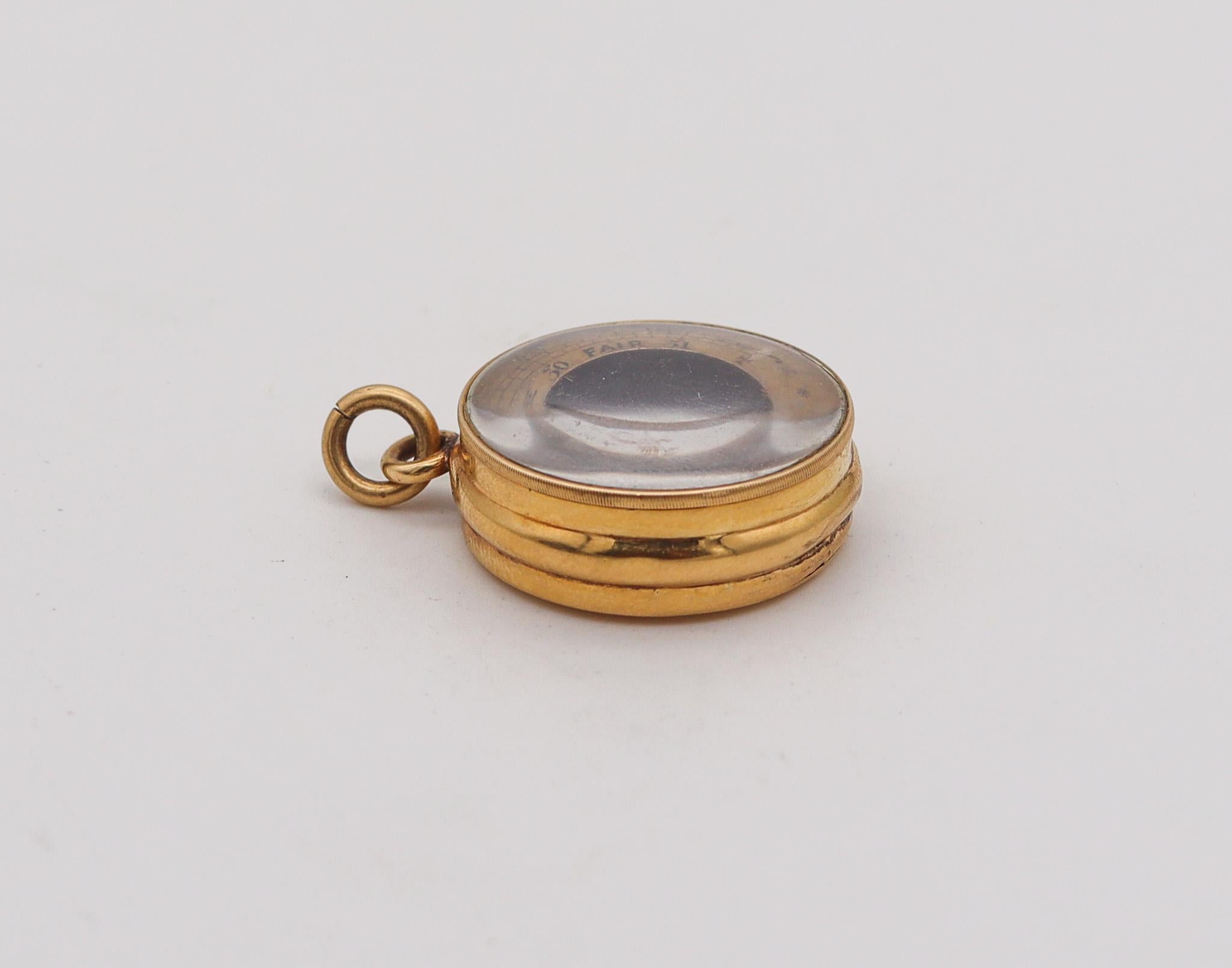 Pendentif anglais ancien avec un baromètre.

Ce pendentif antique anglais est une curiosité insolite, il s'agit d'un baromètre de poche créé à la fin de l'époque victorienne. Ce pendentif extraordinaire et très rare date de la seconde moitié du XIXe