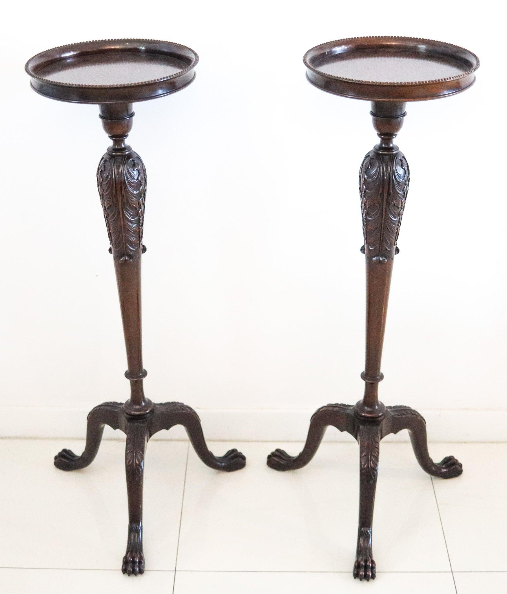 Paire de jardinières victoriennes en acajou.

Il s'agit d'une magnifique paire de guéridons anciens à trois pieds, créés en Angleterre à la fin de la période victorienne, dans les années 1880. Cet ensemble jardinière à piédestaux assortis a été