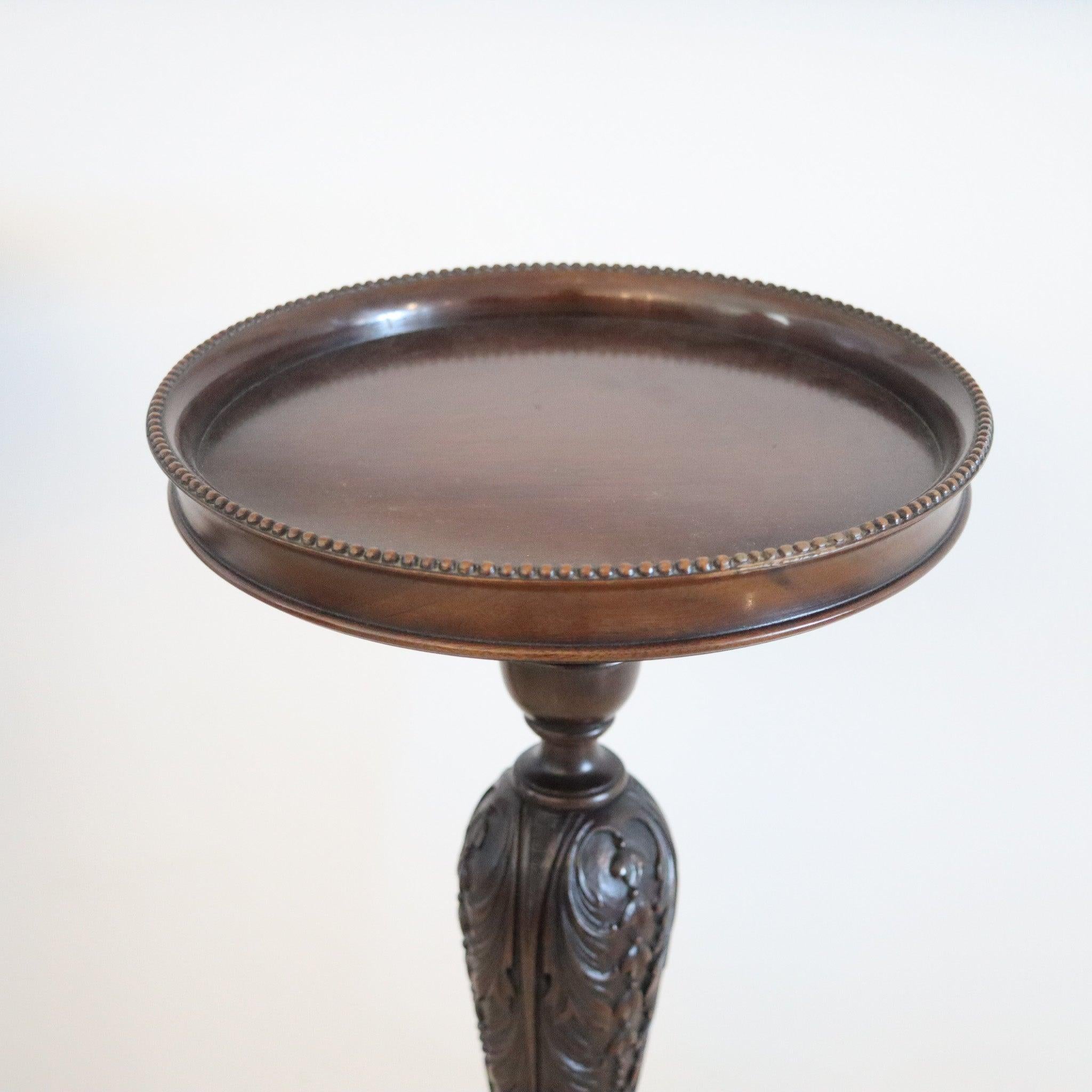 Victorien ENGLAND 1890 - Paire de piédestaux victoriens continentaux sculptés en bois d'acajou en vente