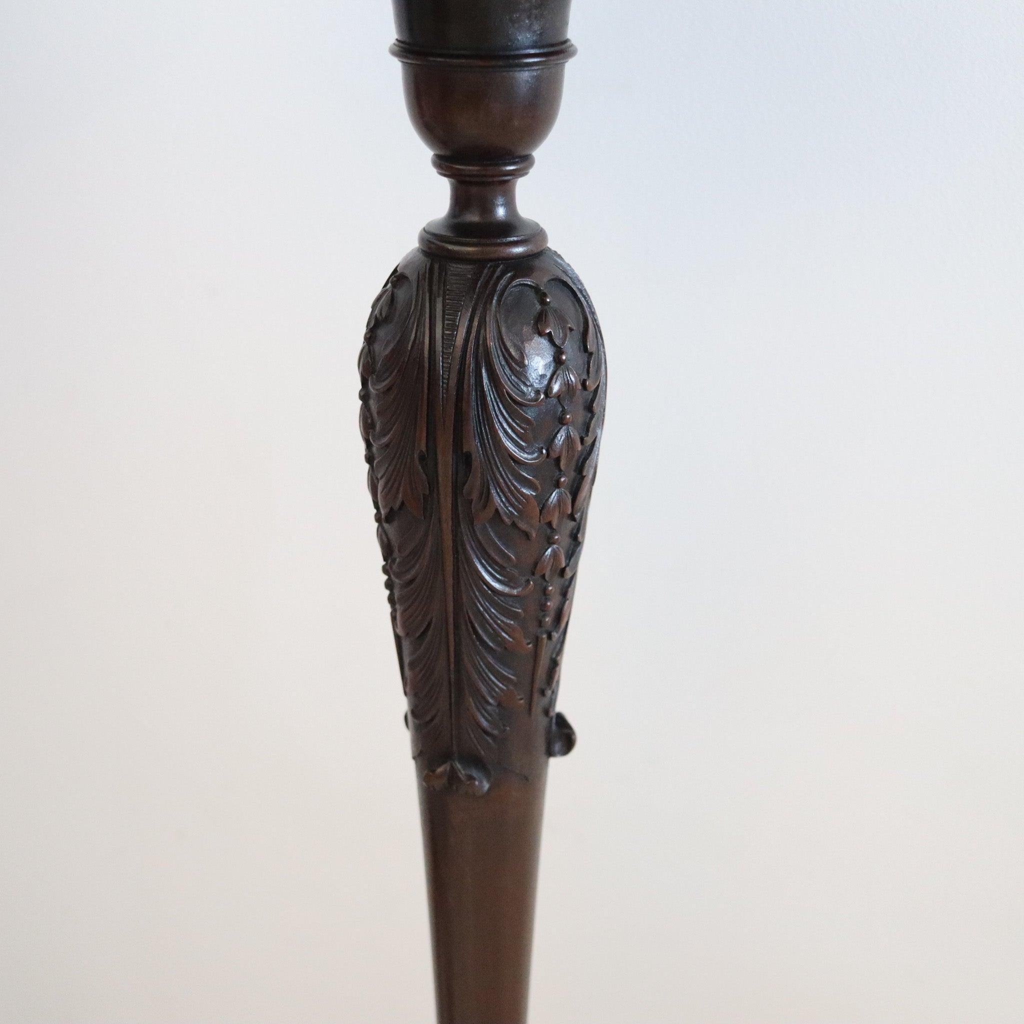 Anglais ENGLAND 1890 - Paire de piédestaux victoriens continentaux sculptés en bois d'acajou en vente
