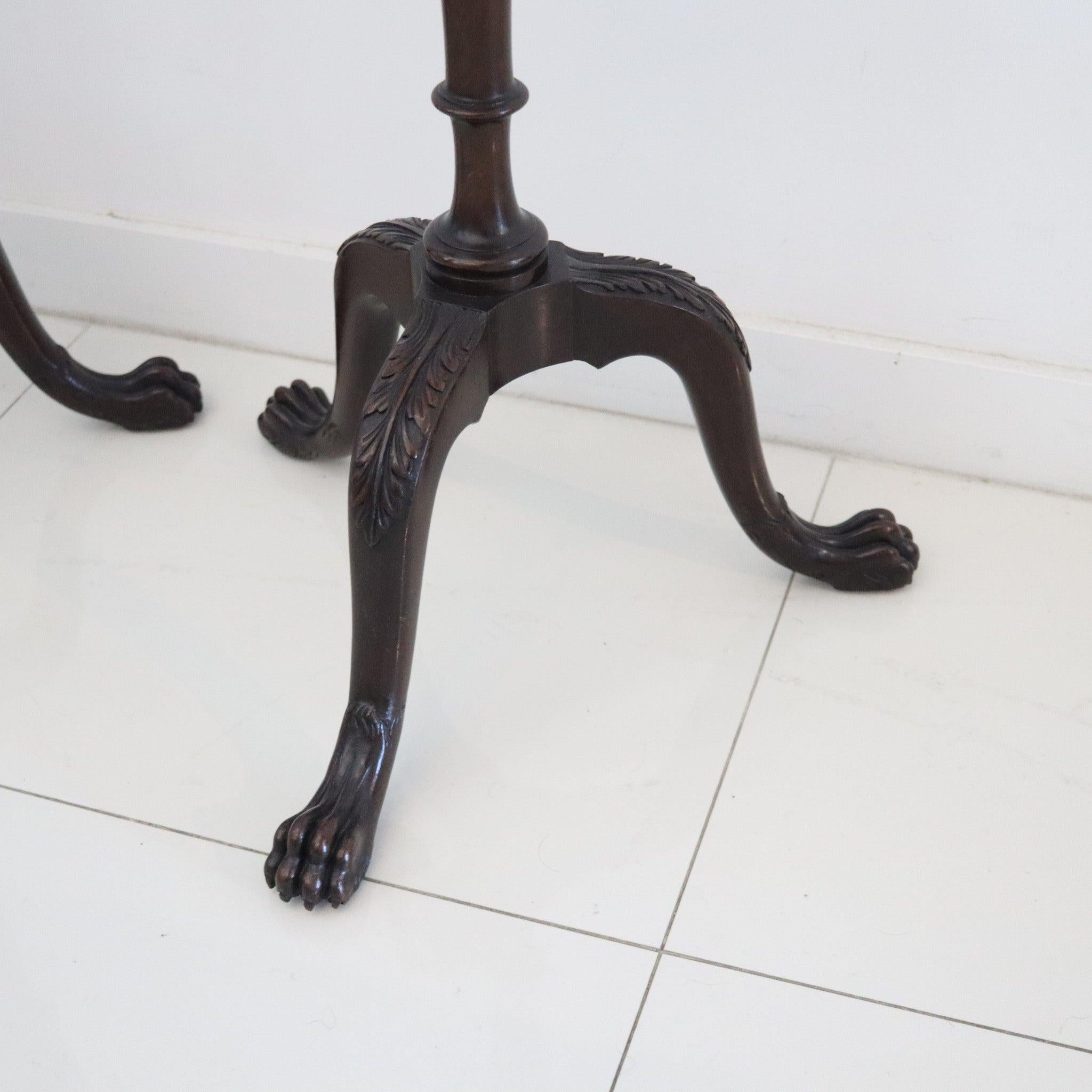 Sculpté à la main ENGLAND 1890 - Paire de piédestaux victoriens continentaux sculptés en bois d'acajou en vente