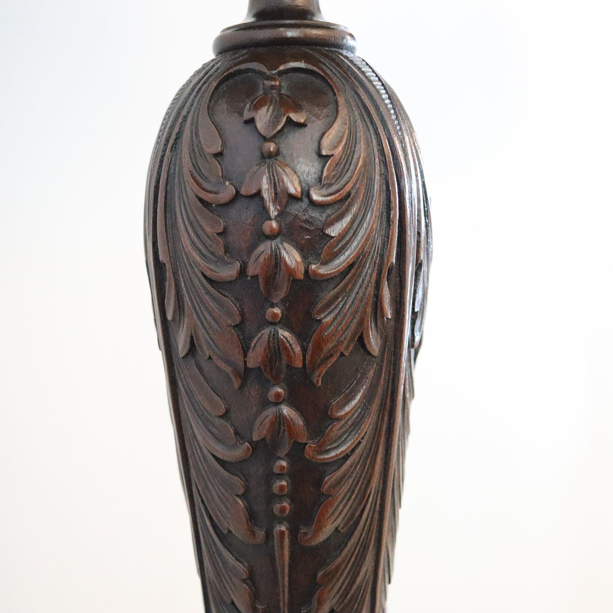 Fin du XIXe siècle ENGLAND 1890 - Paire de piédestaux victoriens continentaux sculptés en bois d'acajou en vente