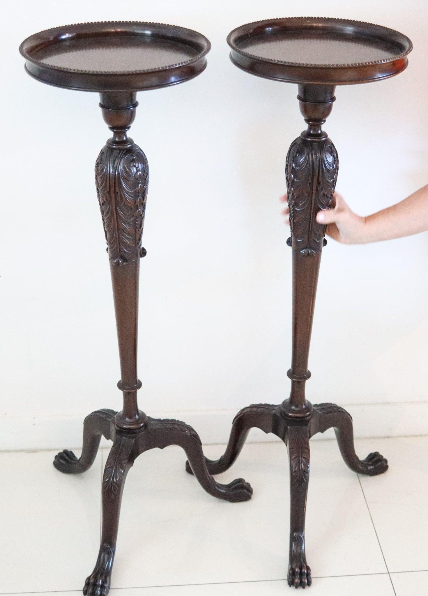 Bois ENGLAND 1890 - Paire de piédestaux victoriens continentaux sculptés en bois d'acajou en vente