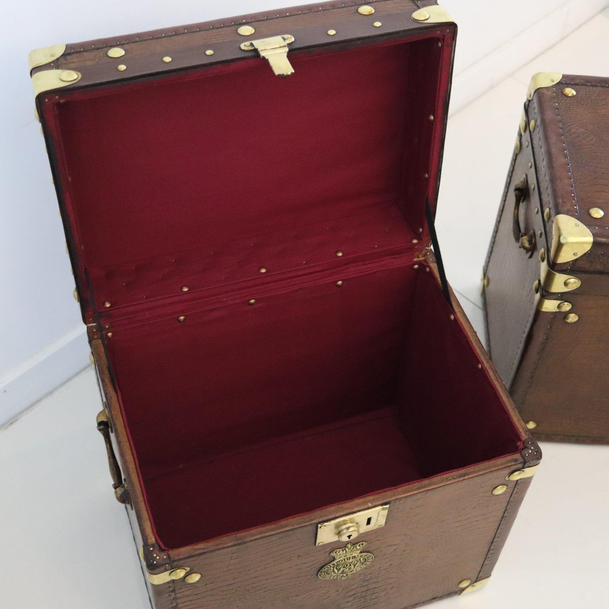 ENGLAND 1890 Victorian Pair Of Army Officer Travel Chests In Crocodile Leather For Sale 4