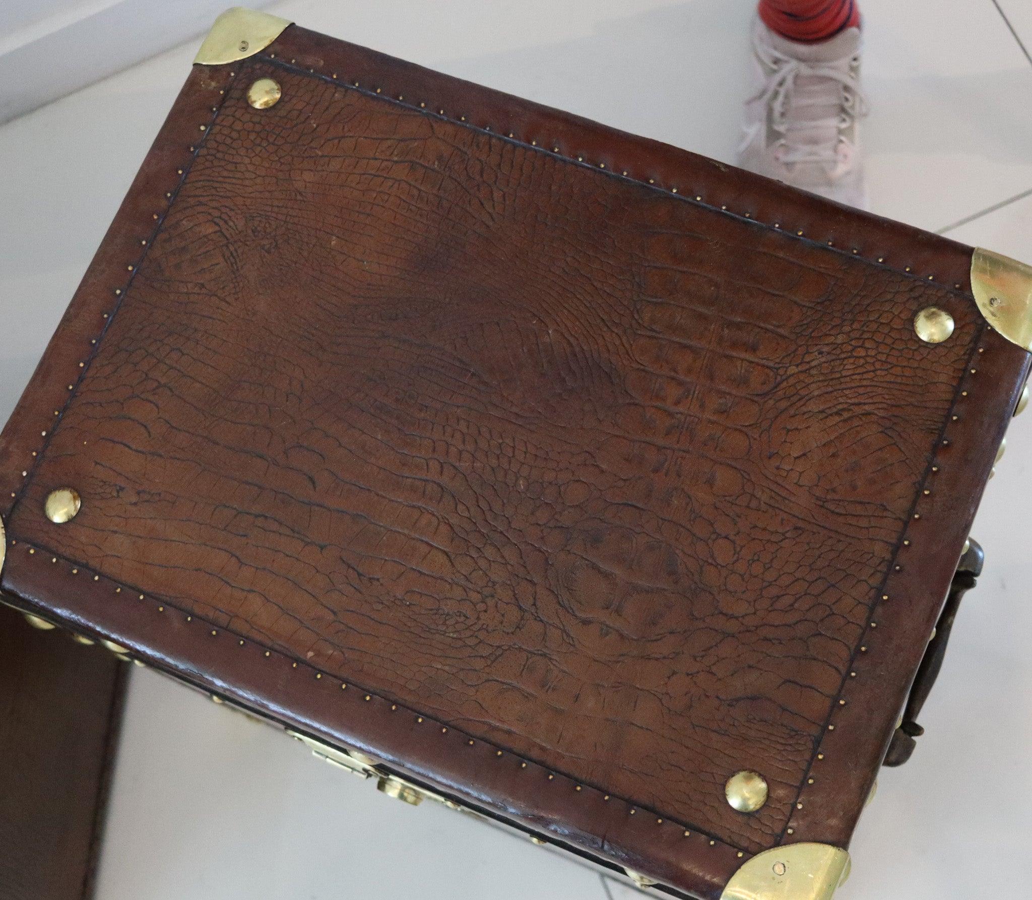 ENGLAND 1890 Victorian Pair Of Army Officer Travel Chests In Crocodile Leather For Sale 5