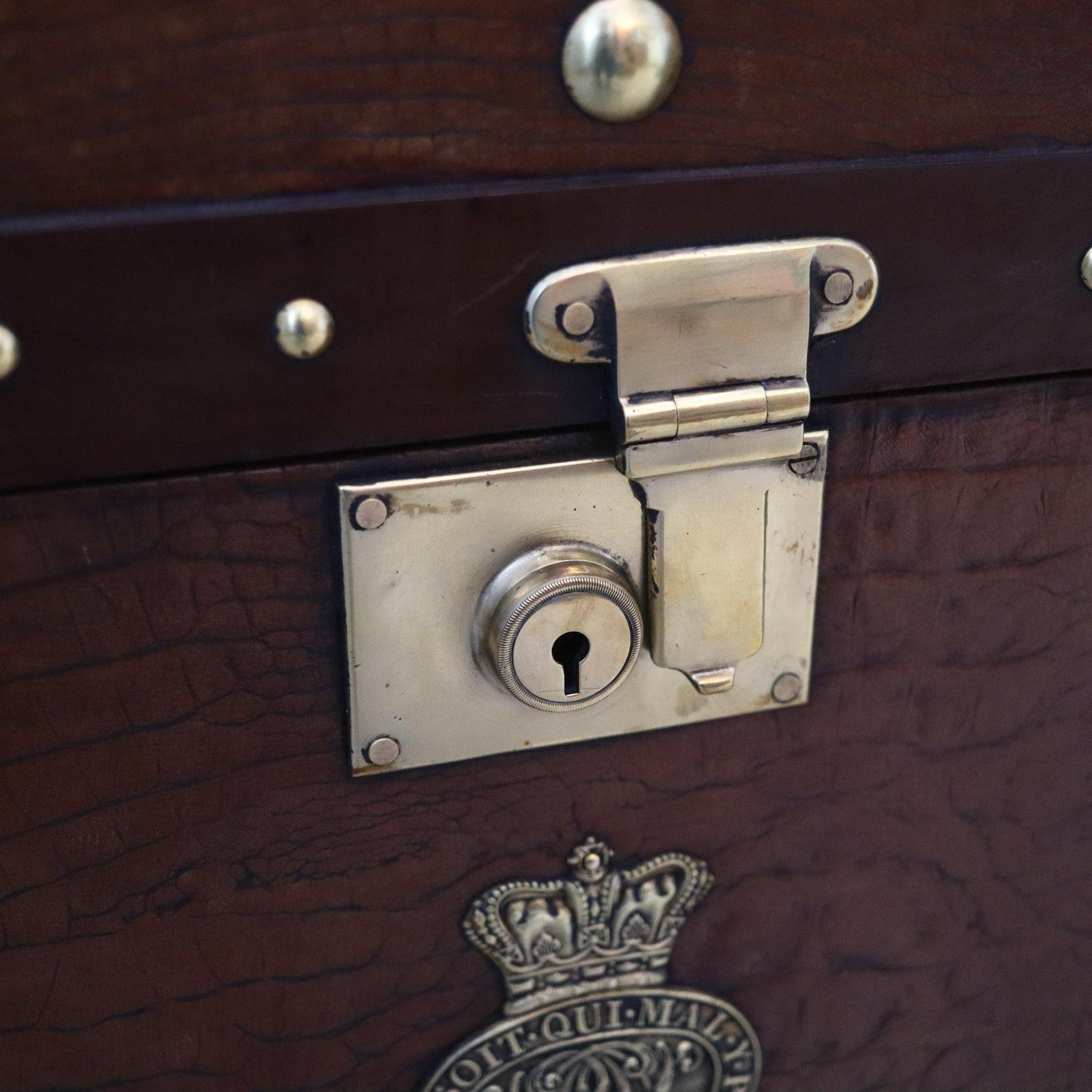 ENGLAND 1890 Victorian Pair Of Army Officer Travel Chests In Crocodile Leather In Excellent Condition For Sale In Miami, FL