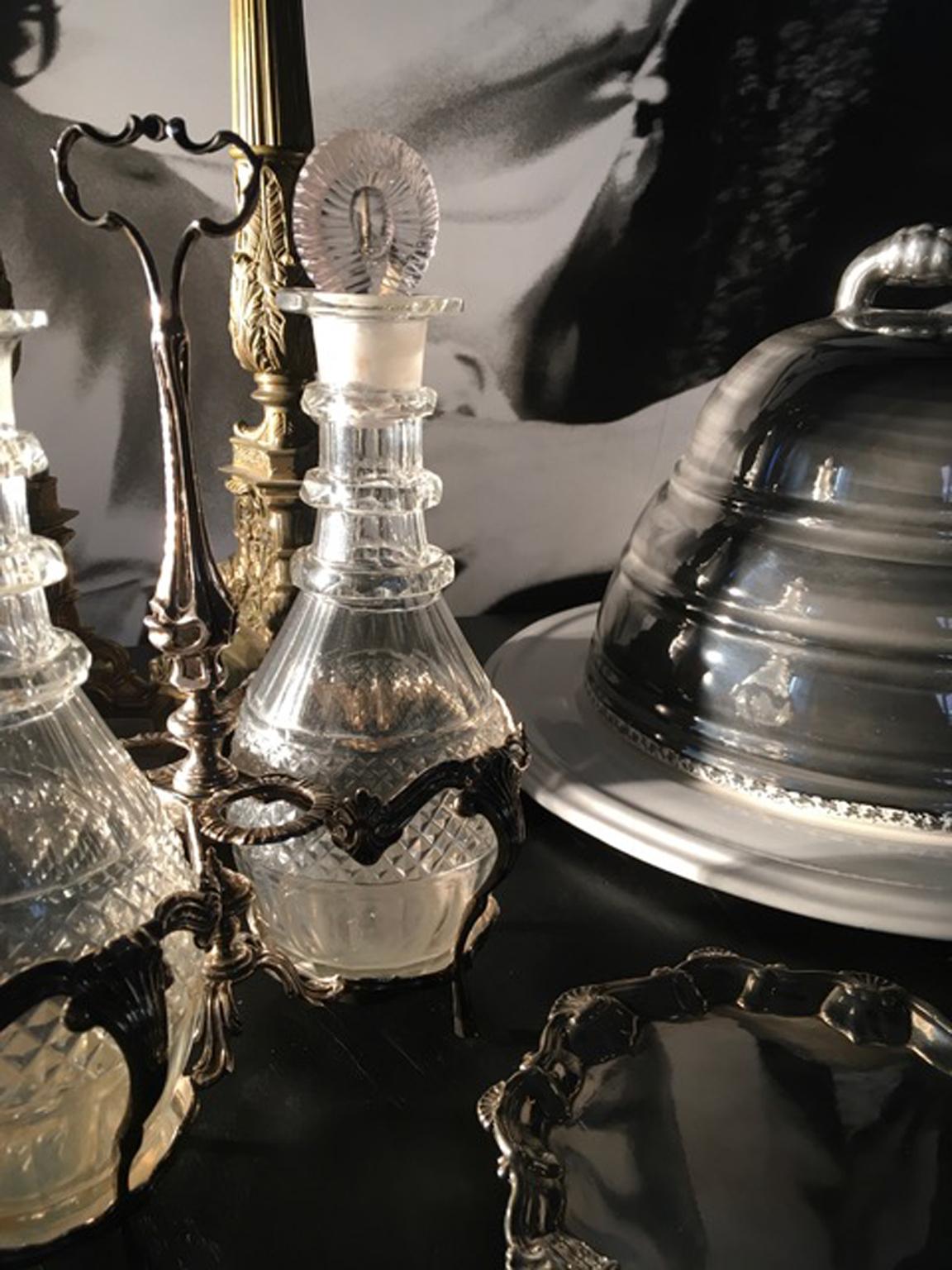 Londres 1750 Juego de vinagreras de plata de Jorge IV con dos botellas de cristal tallado en venta 4