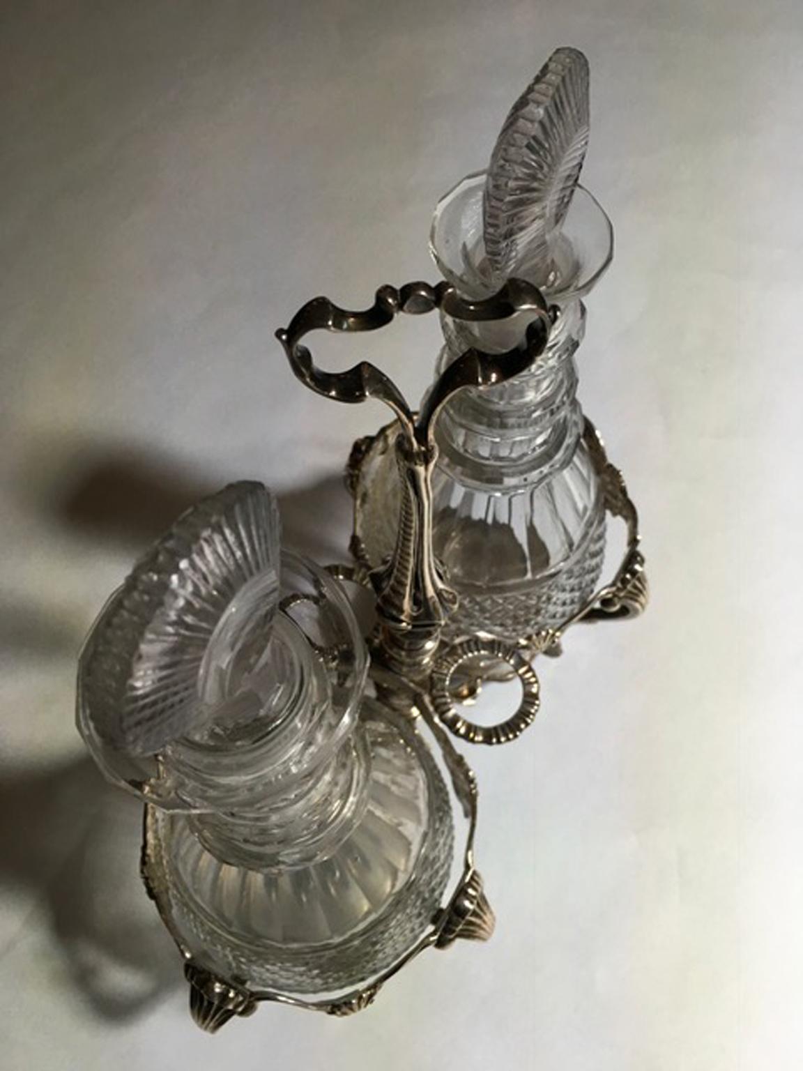 Service à burettes en argent de style George IV de Londres 1750 avec deux bouteilles en verre taillé en vente 8