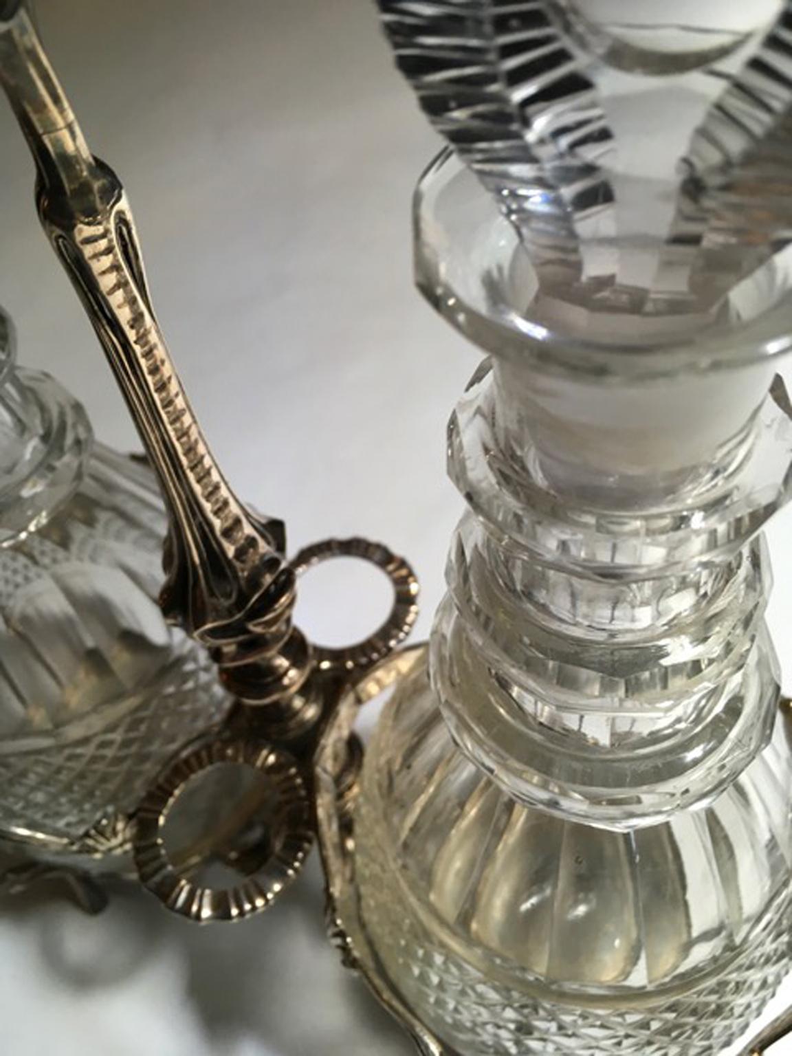 Londres 1750 Juego de vinagreras de plata de Jorge IV con dos botellas de cristal tallado Plata esterlina en venta