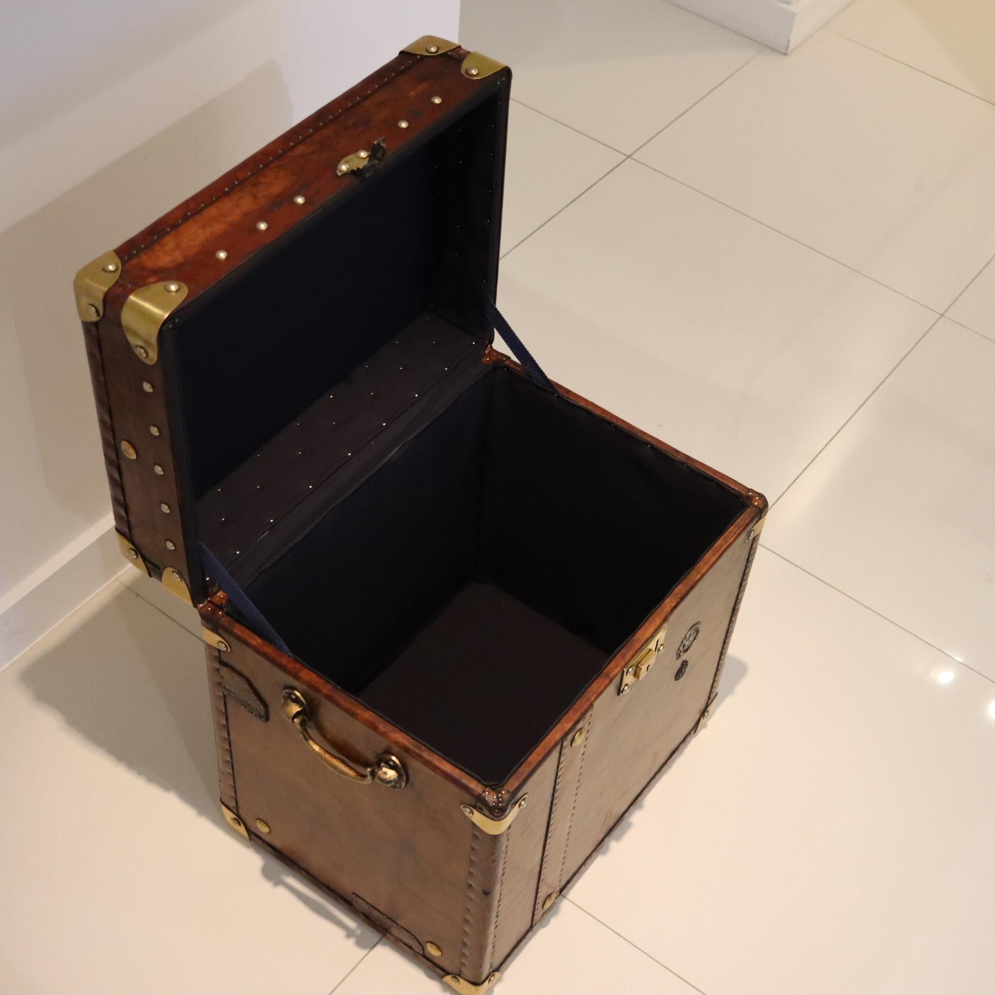 Early 20th Century England 1900 Victorian Army Officer Travel Chest In Leather And Bronze For Sale