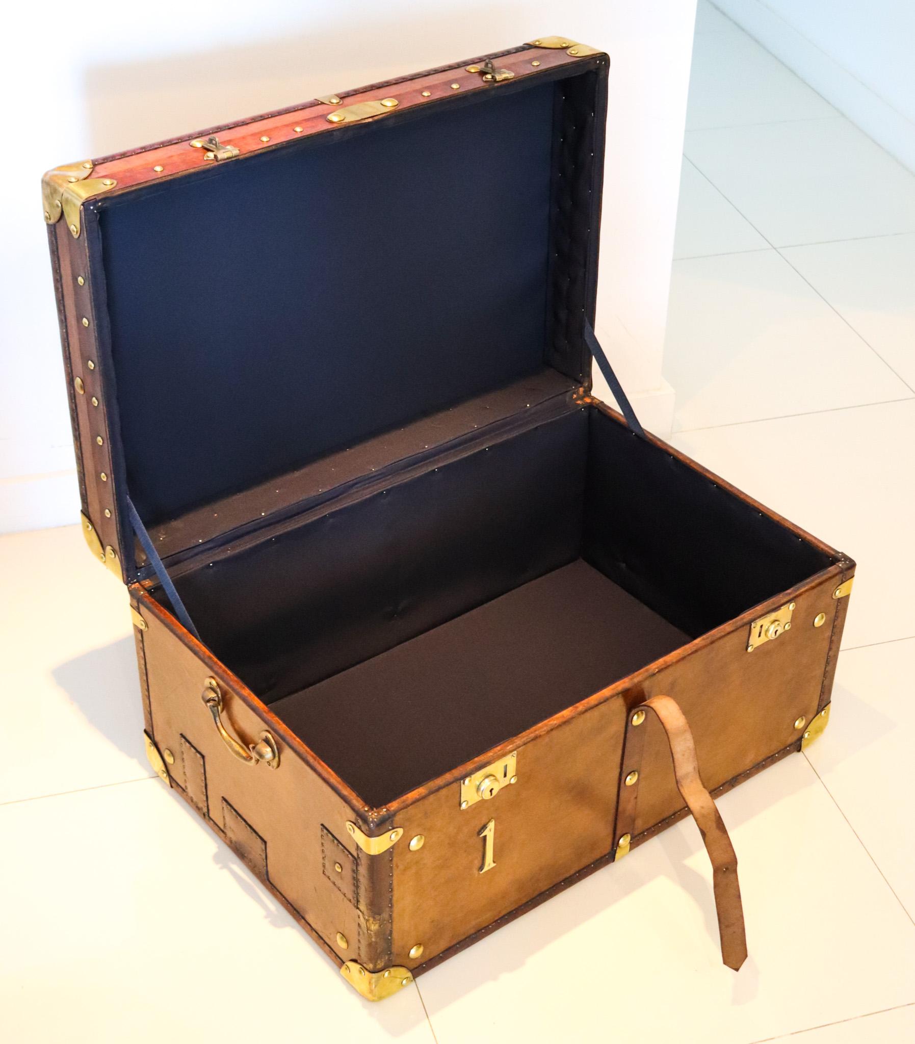 England 1900 Victorian Large Army Officer Travel Chest in Leather and Bronze In Excellent Condition For Sale In Miami, FL