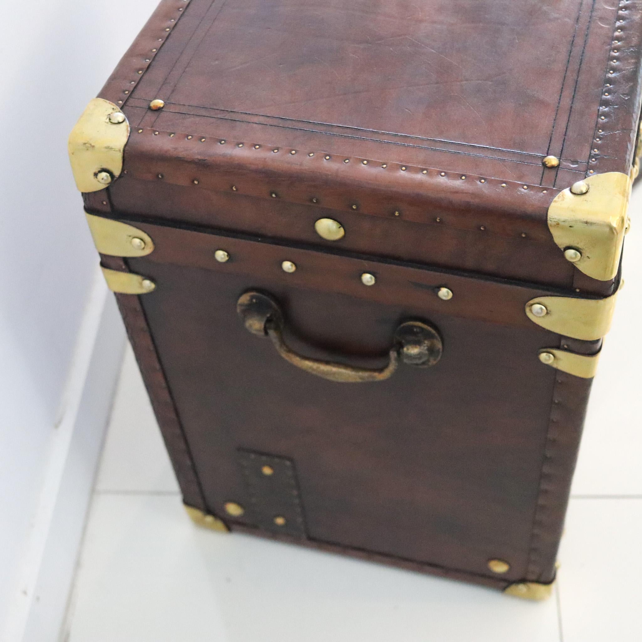 Early 20th Century ENGLAND 1900 Victorian Pair Of Army Officer Travel Chests In Leather And Bronze