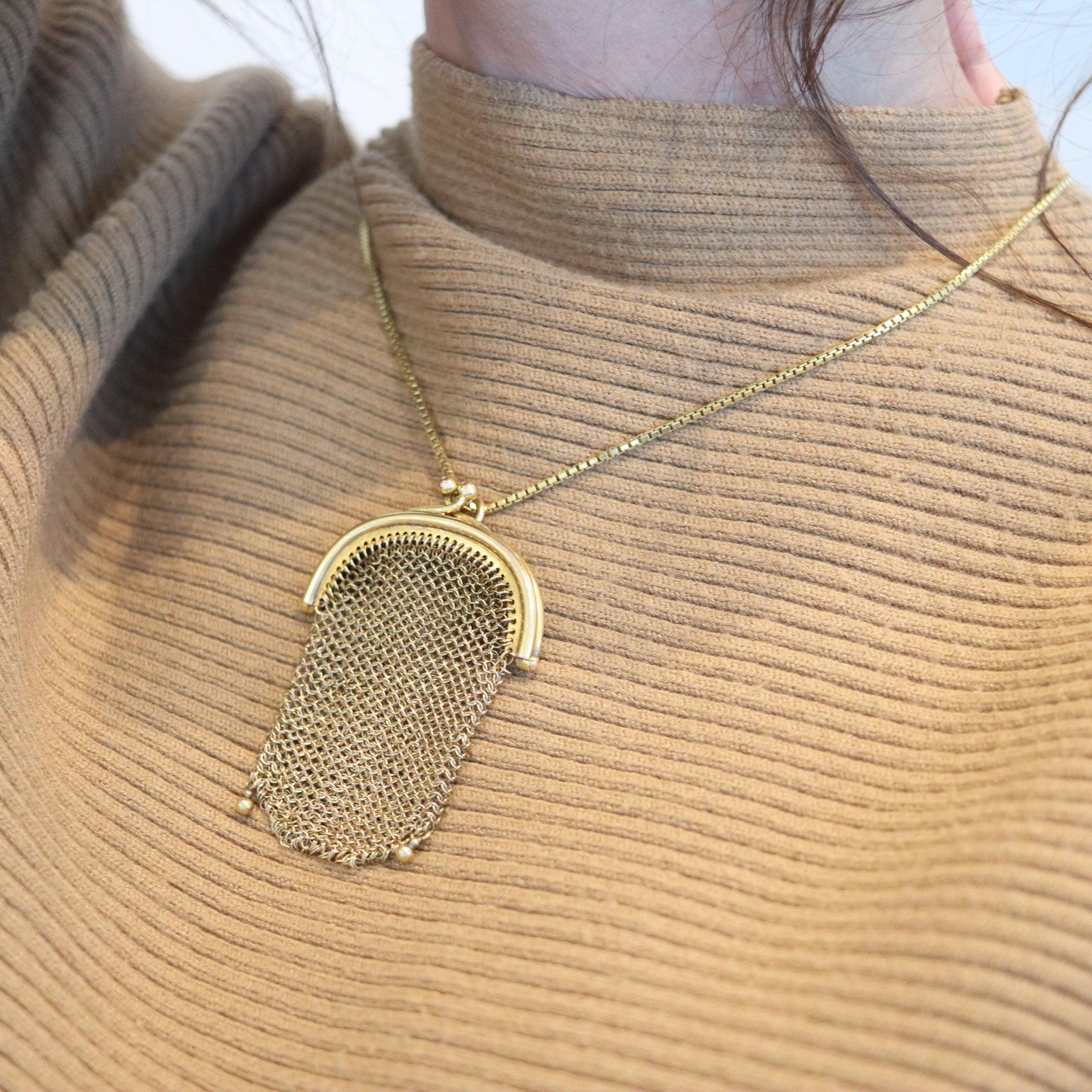 Una borsa a rete pendente del periodo vittoriano.

Questa bellissima borsa a rete con ciondolo è stata creata in Inghilterra durante il periodo vittoriano, nel 1900. Il portamonete è stato realizzato con tanti piccoli anelli in oro giallo massiccio