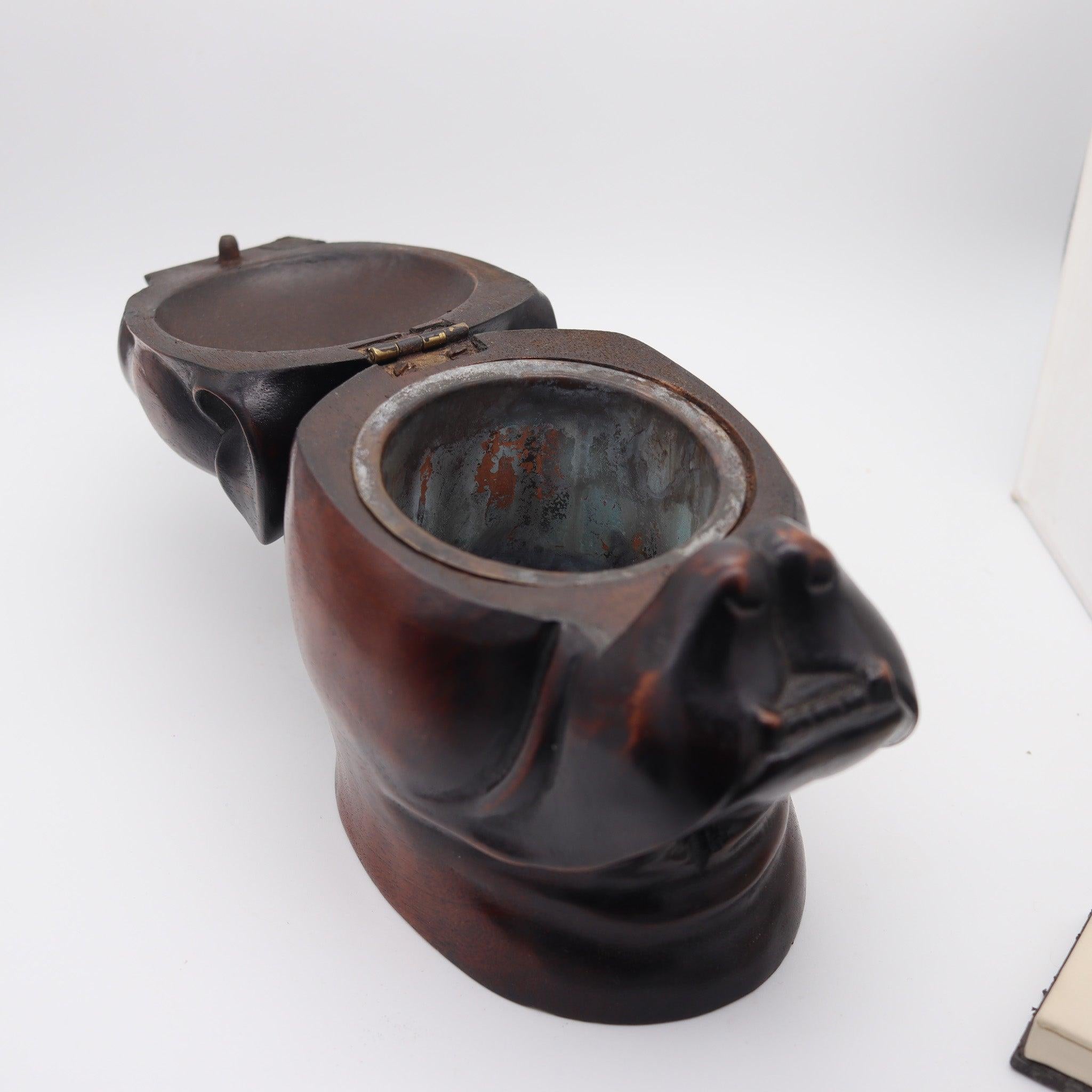 ENGLAND 1930 Art-Deco Bulldog Figural Desk Box In Carved Wood In Excellent Condition In Miami, FL