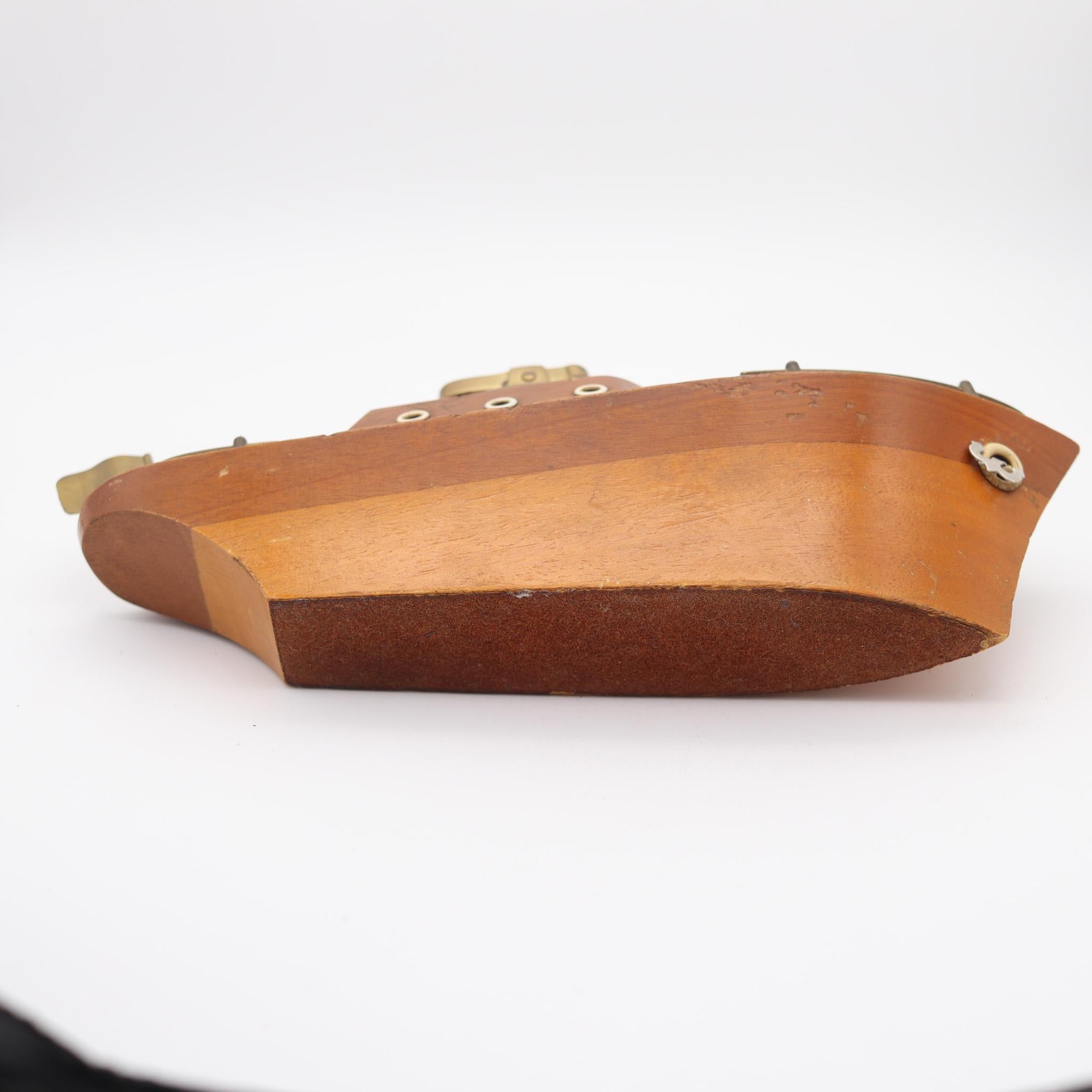 INGLATERRA 1950 Mesa de escritorio de mediados de siglo Encendedor en un yate de madera tallada Moderno de mediados de siglo en venta