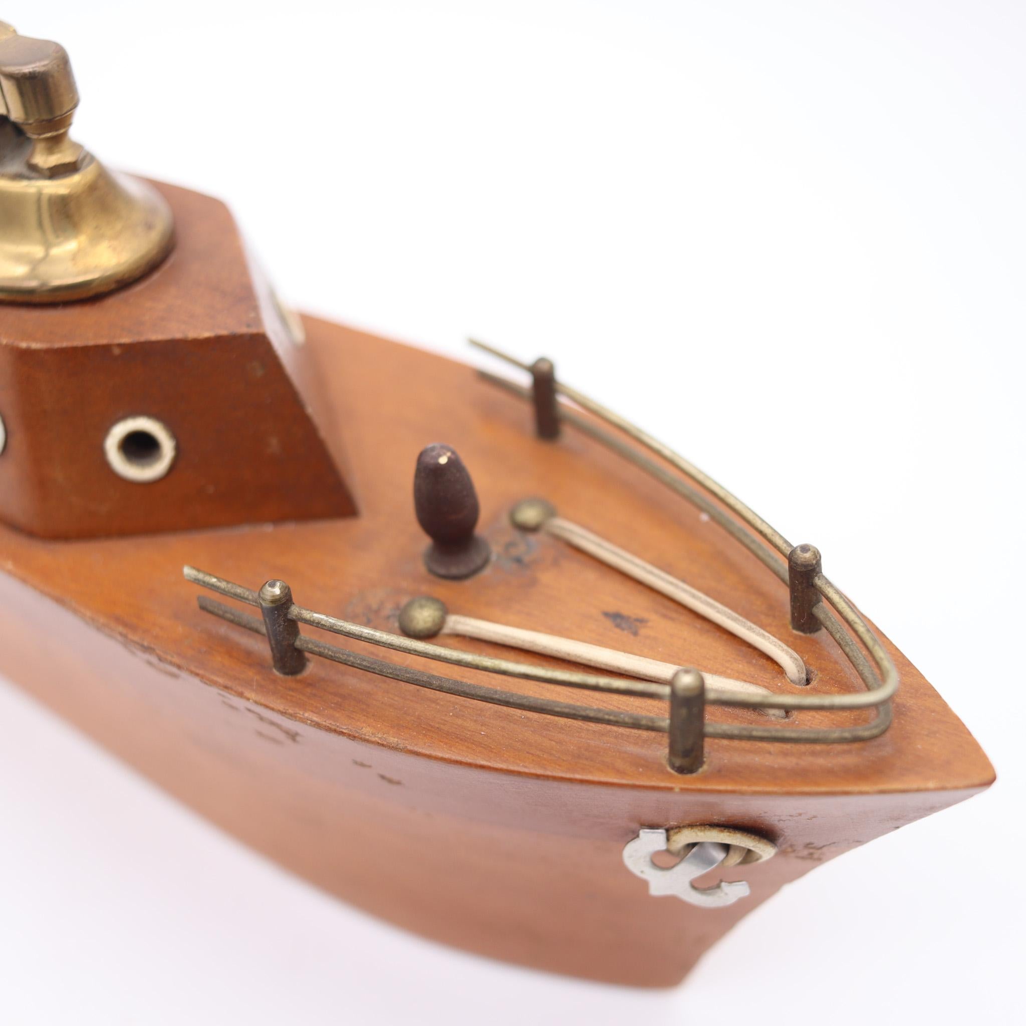 INGLATERRA 1950 Mesa de escritorio de mediados de siglo Encendedor en un yate de madera tallada mediados del siglo XX en venta