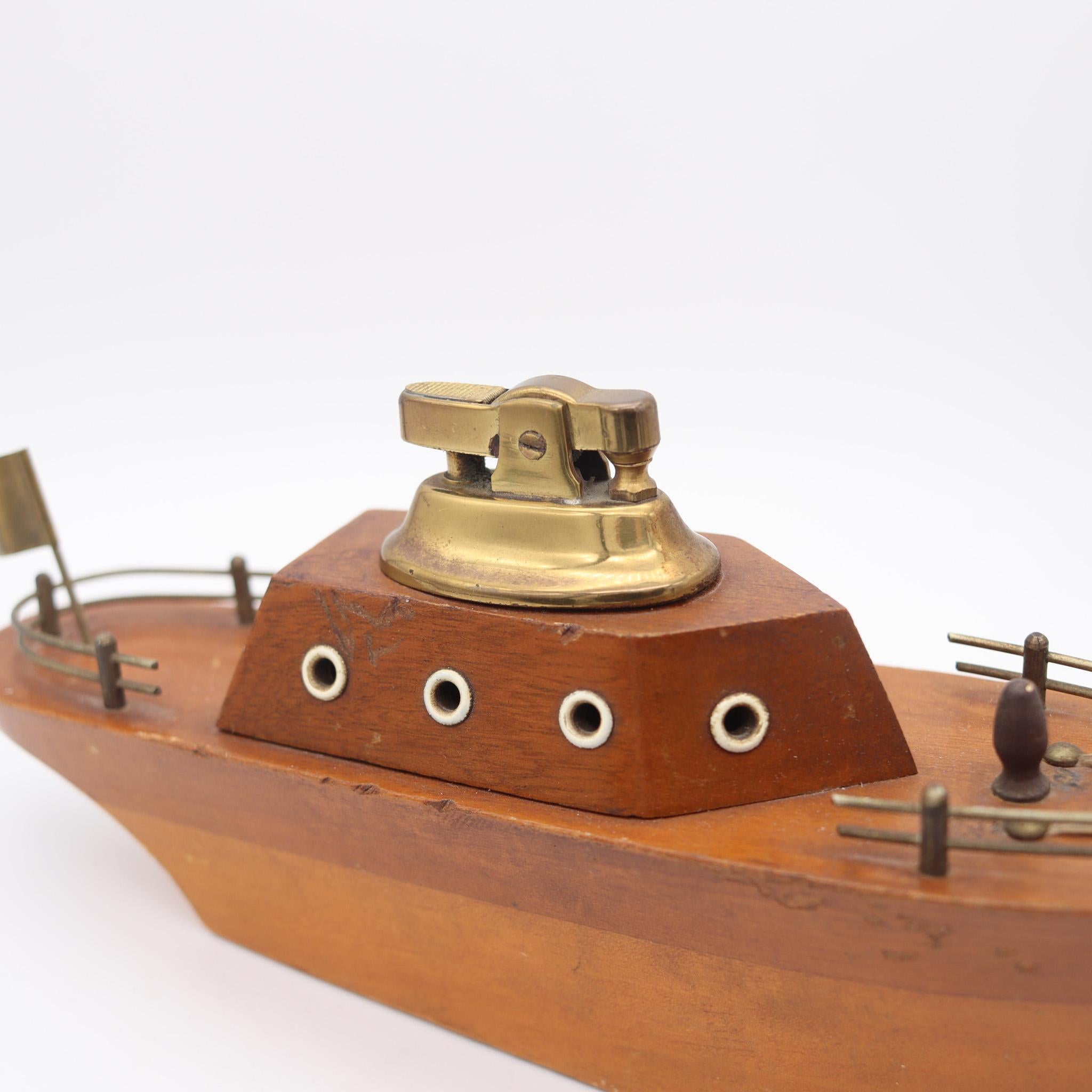 INGLATERRA 1950 Mesa de escritorio de mediados de siglo Encendedor en un yate de madera tallada Latón en venta