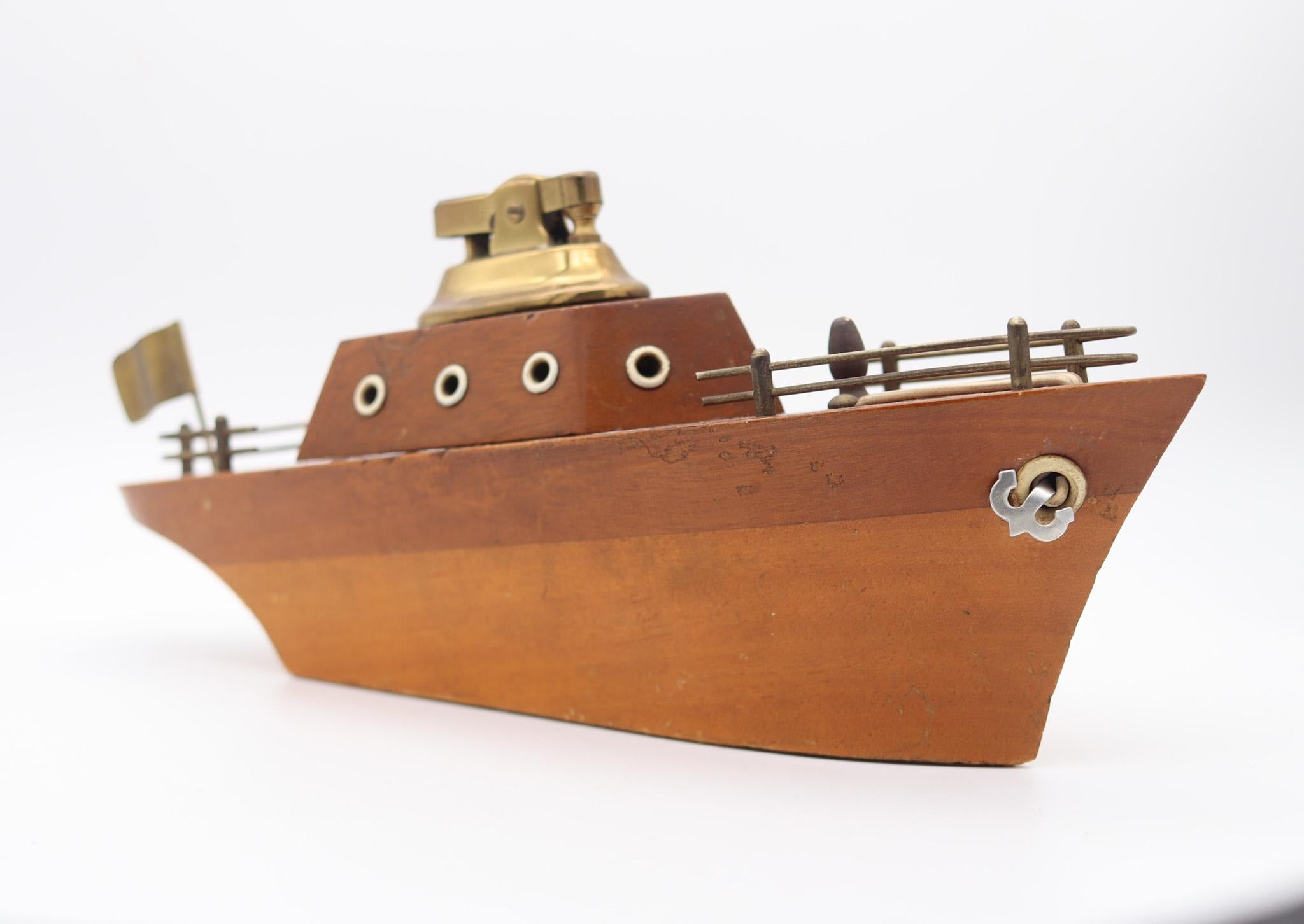INGLATERRA 1950 Mesa de escritorio de mediados de siglo Encendedor en un yate de madera tallada en venta 1