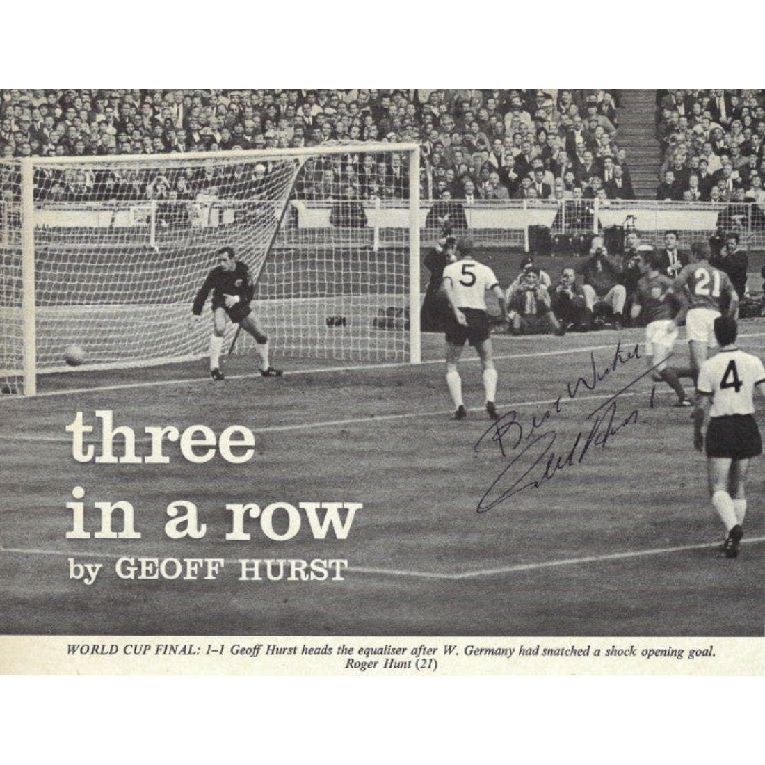Eine Sammlung signierter Fotos der englischen Weltmeistermannschaft von 1966

Begleitet von zwei offiziellen Programmen für das Turnier
Am 30. Juli 1966 schlug England im Finale der Fußballweltmeisterschaft Westdeutschland mit 4:2. Bis heute ist