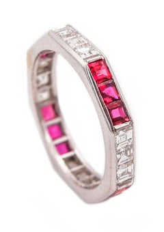 INGHILTERRA 1970 Anello di eternità ottagonale in oro 18Kt con 2,16 carati di diamanti e rubini