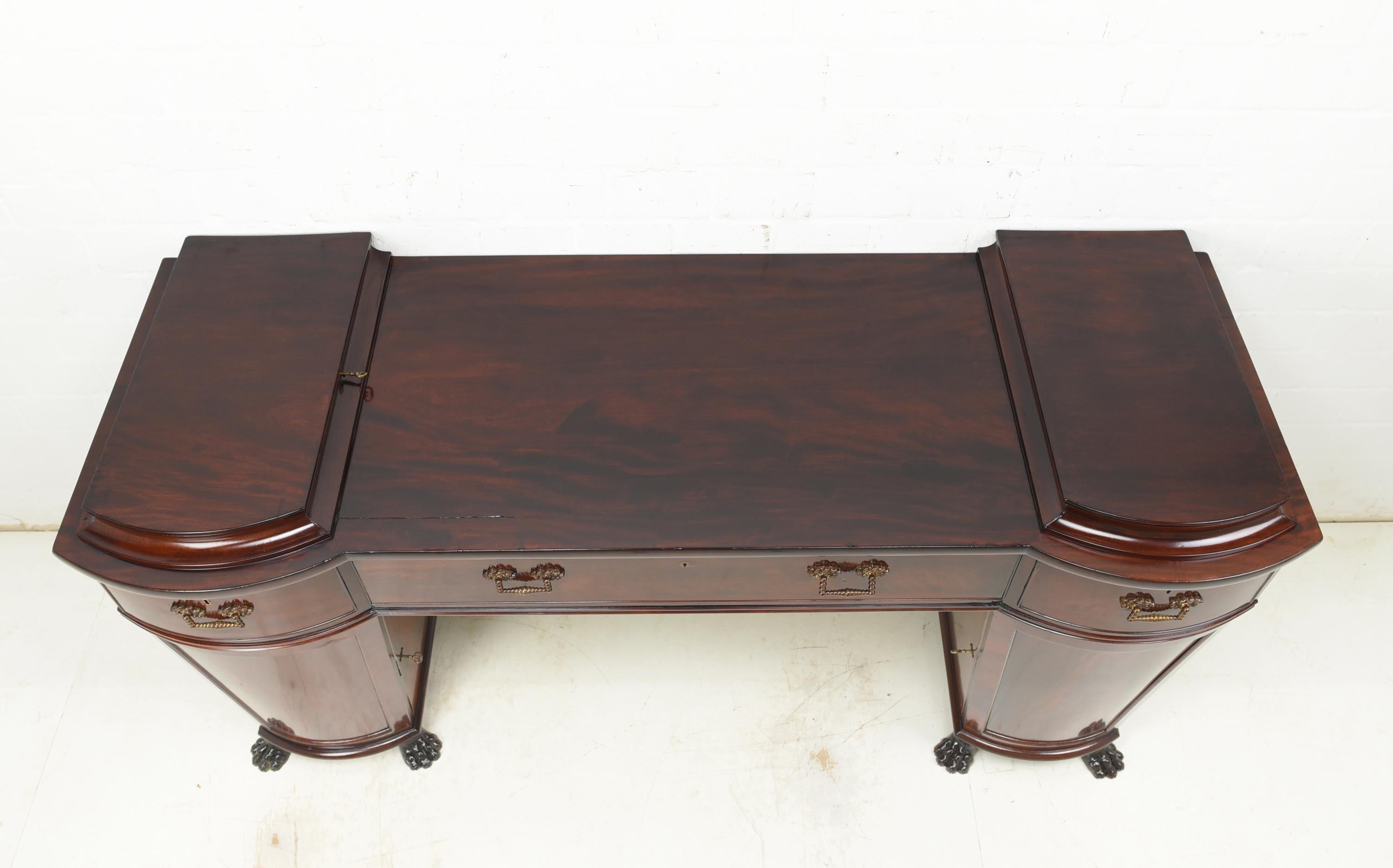 England Console Pedestal Sideboard in Mahogany, circa 1800 For Sale 2