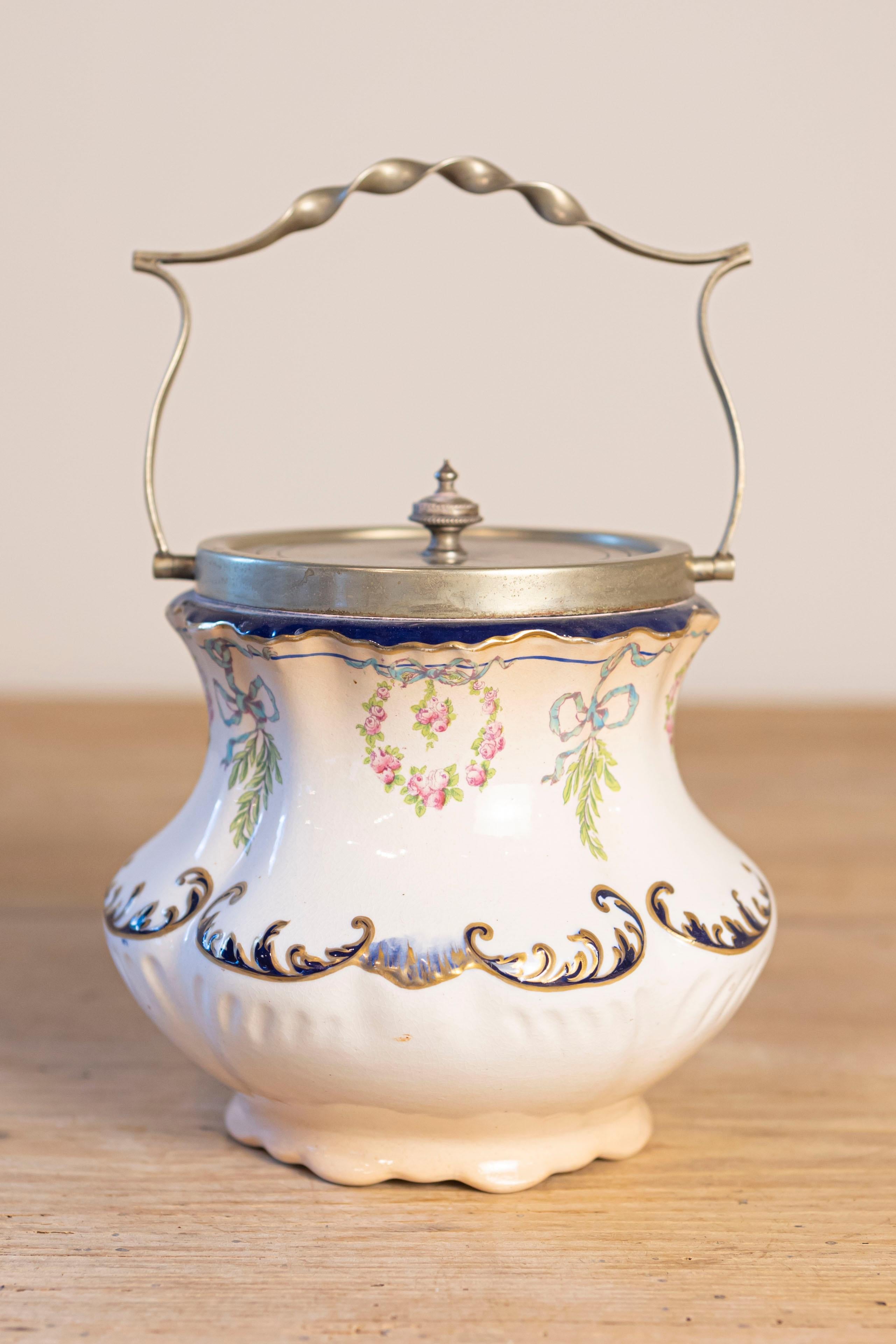 Francese Vaso in porcellana inglese Crescent Ware del 1890 con motivi floreali e coperchio EPNS in vendita