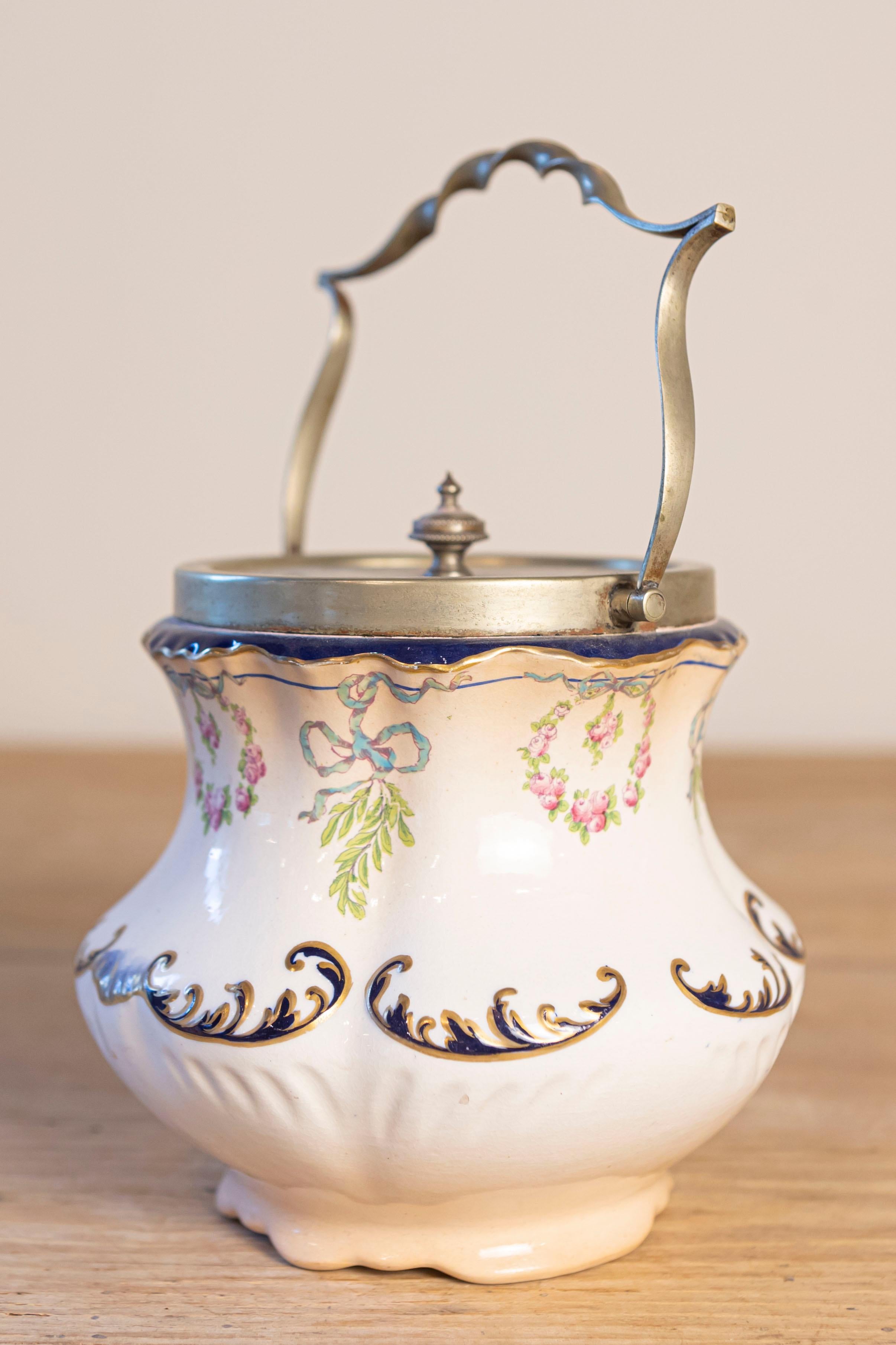 Vaso in porcellana inglese Crescent Ware del 1890 con motivi floreali e coperchio EPNS In condizioni buone in vendita a Atlanta, GA