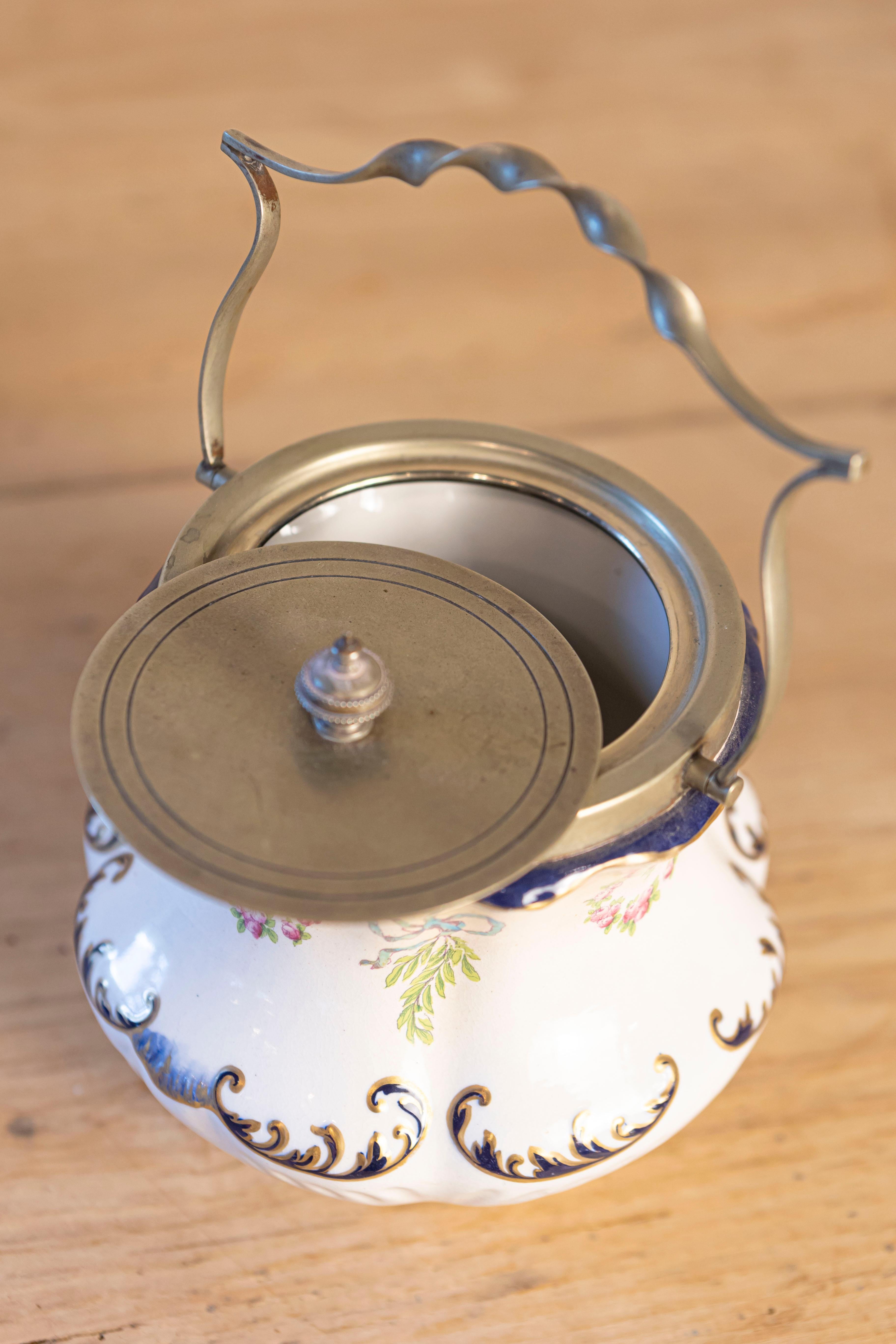 XIX secolo Vaso in porcellana inglese Crescent Ware del 1890 con motivi floreali e coperchio EPNS in vendita