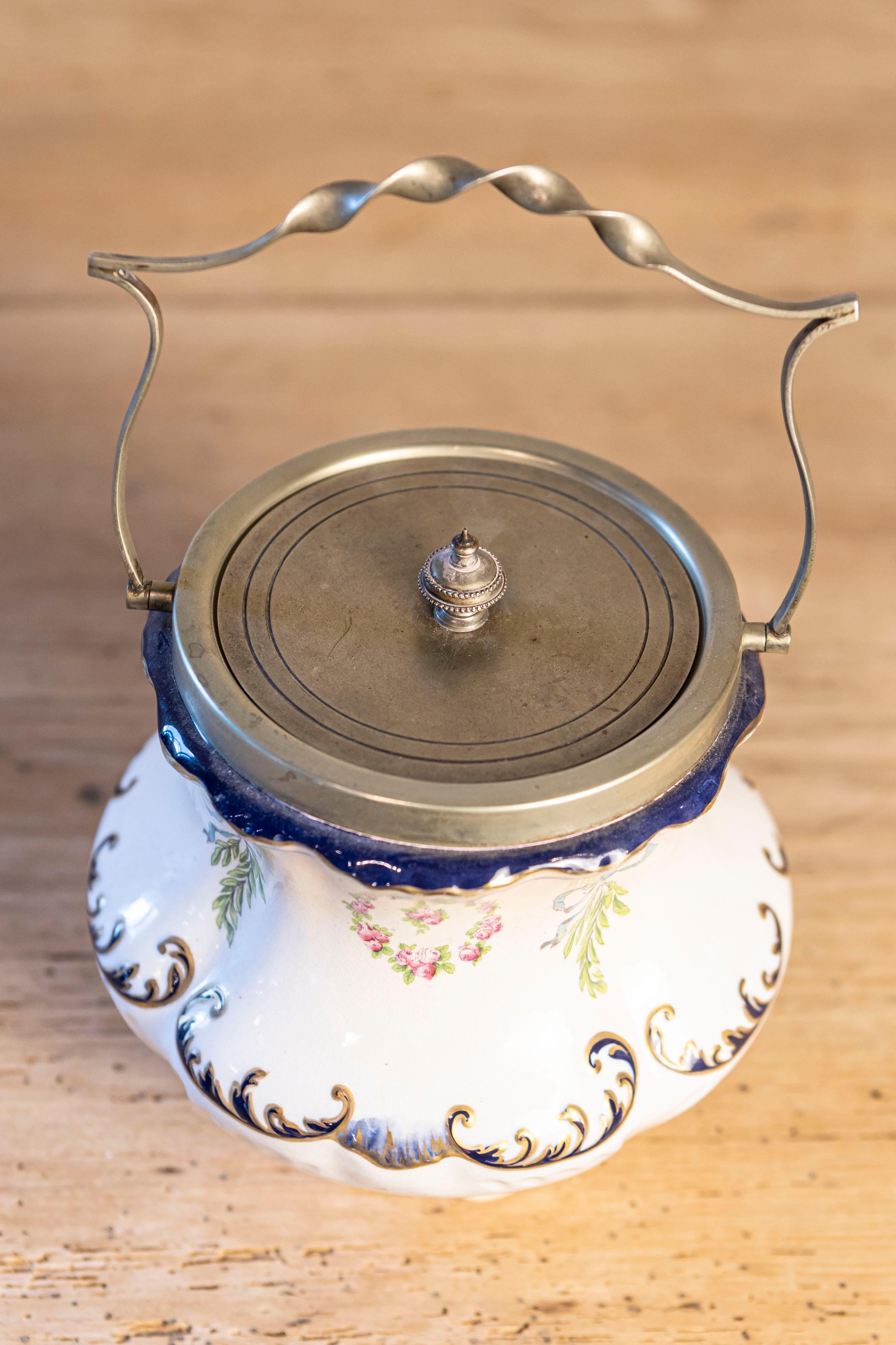 Vaso in porcellana inglese Crescent Ware del 1890 con motivi floreali e coperchio EPNS in vendita 1