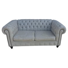 England Furniture: Sofá de dos plazas Chesterfield con capitoné