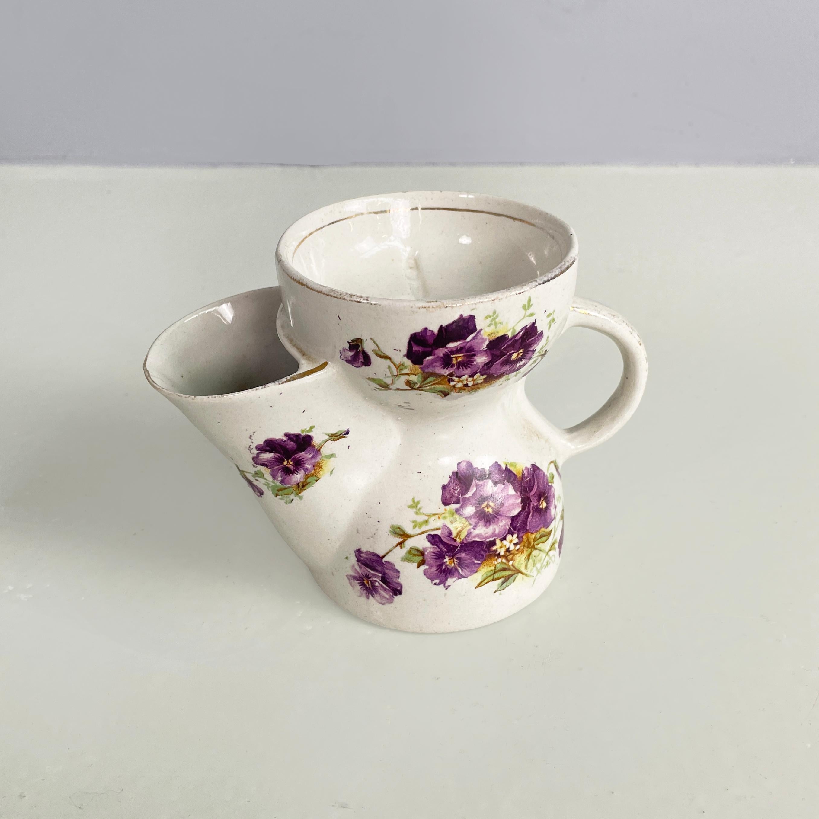 Tazza Barber della metà del secolo scorso in ceramica bianca di Grimwade's Winston, Inghilterra, 1900
Tazza per schiuma da barba con base rotonda in ceramica bianca, decorata con fiori viola e profili dorati. Nella parte superiore ha una parte cava