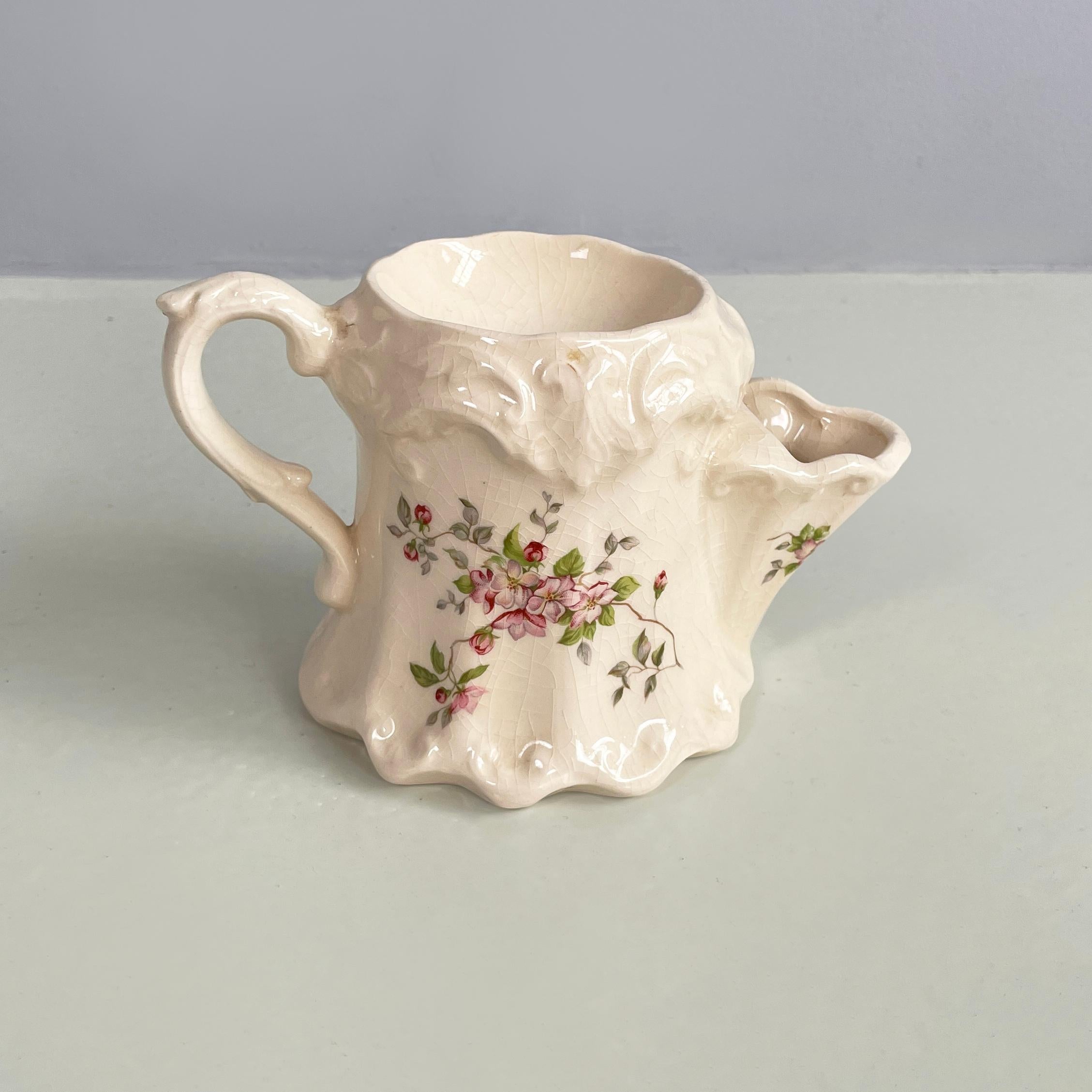 England Barber-Truhe aus weißer Keramik aus der Mitte des Jahrhunderts von Staffordshire, 1900er Jahre
Rasierschaumbecher mit rundem Boden aus weißer Keramik, verziert mit hellrosa Blumen. Im oberen Teil hat er einen hohlen Teil mit drei Löchern.