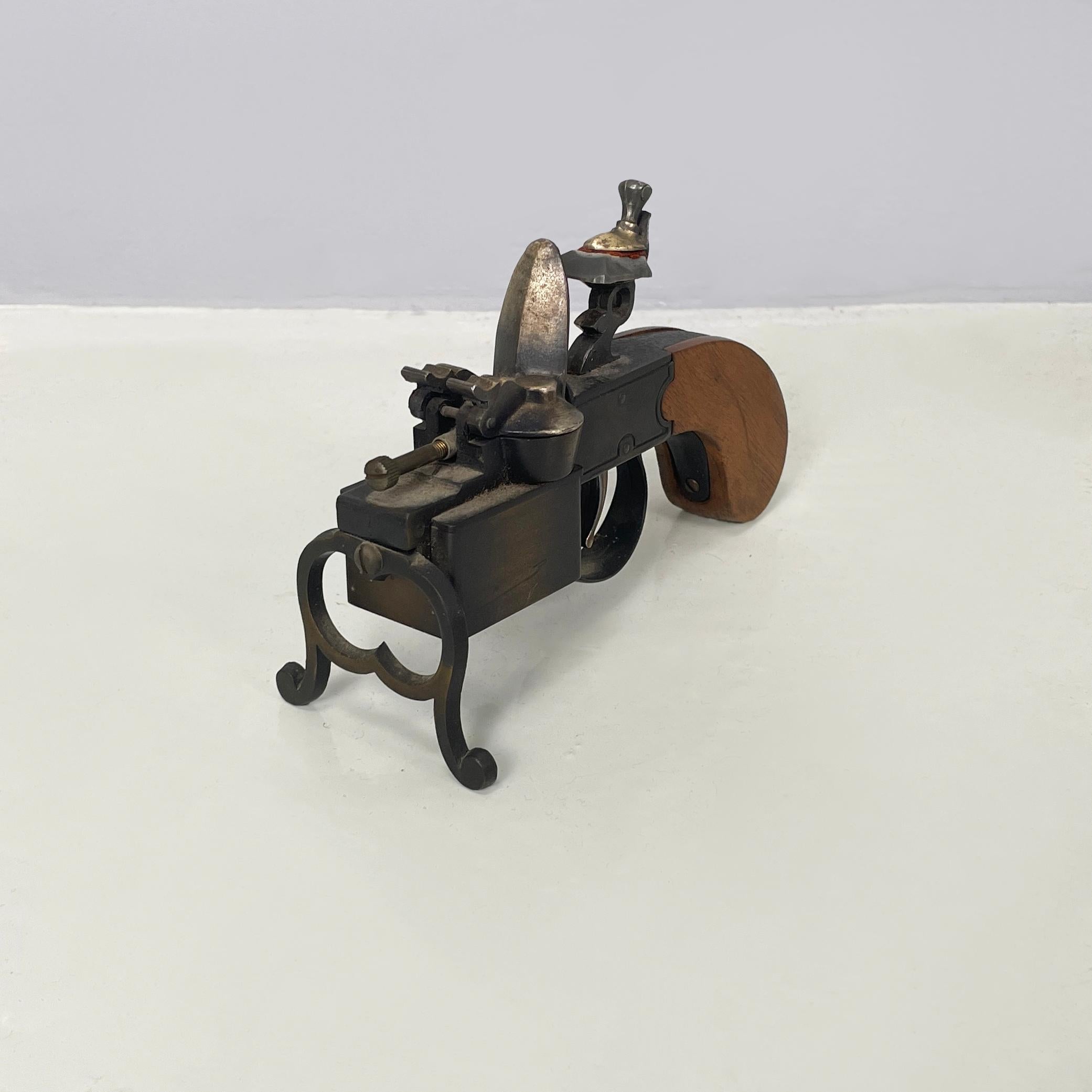 England mid-century modern Lighter Tinder Pistol by Dunhill, 1930-1940s
Vintage and elegant lighter mod. Tinder Pistol in the shape of a metal and wood pistol. The lighter stands upright thanks to two front arms and a wooden handle. The trigger acts