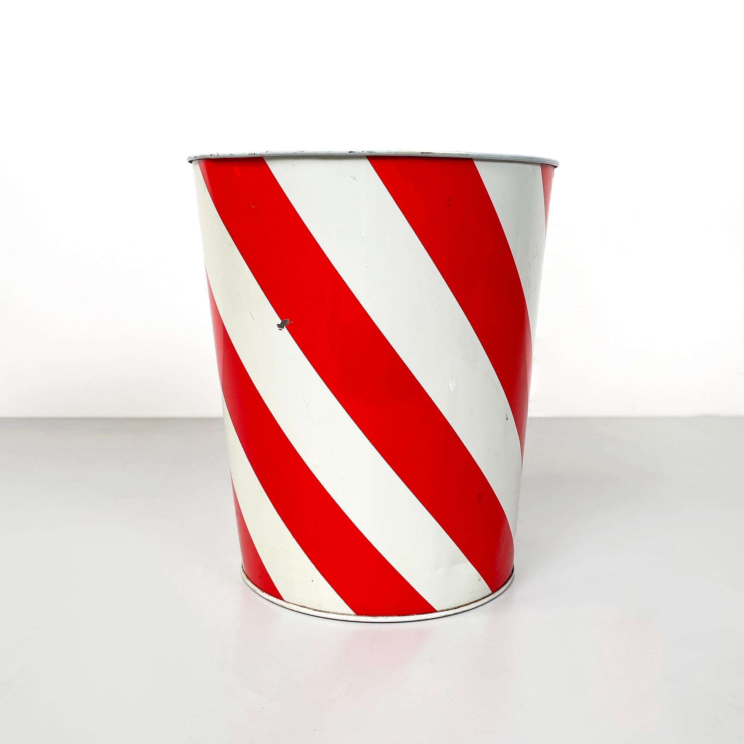 England modern Runder Papierkorb aus rotem und weißem Metall, 1990er Jahre
Runder Papierkorb aus lackiertem Metall mit rot-weißem Spiralstreifendesign. Das obere Profil ist abgerundet. Die Struktur zieht sich nach unten hin immer mehr zusammen. Er