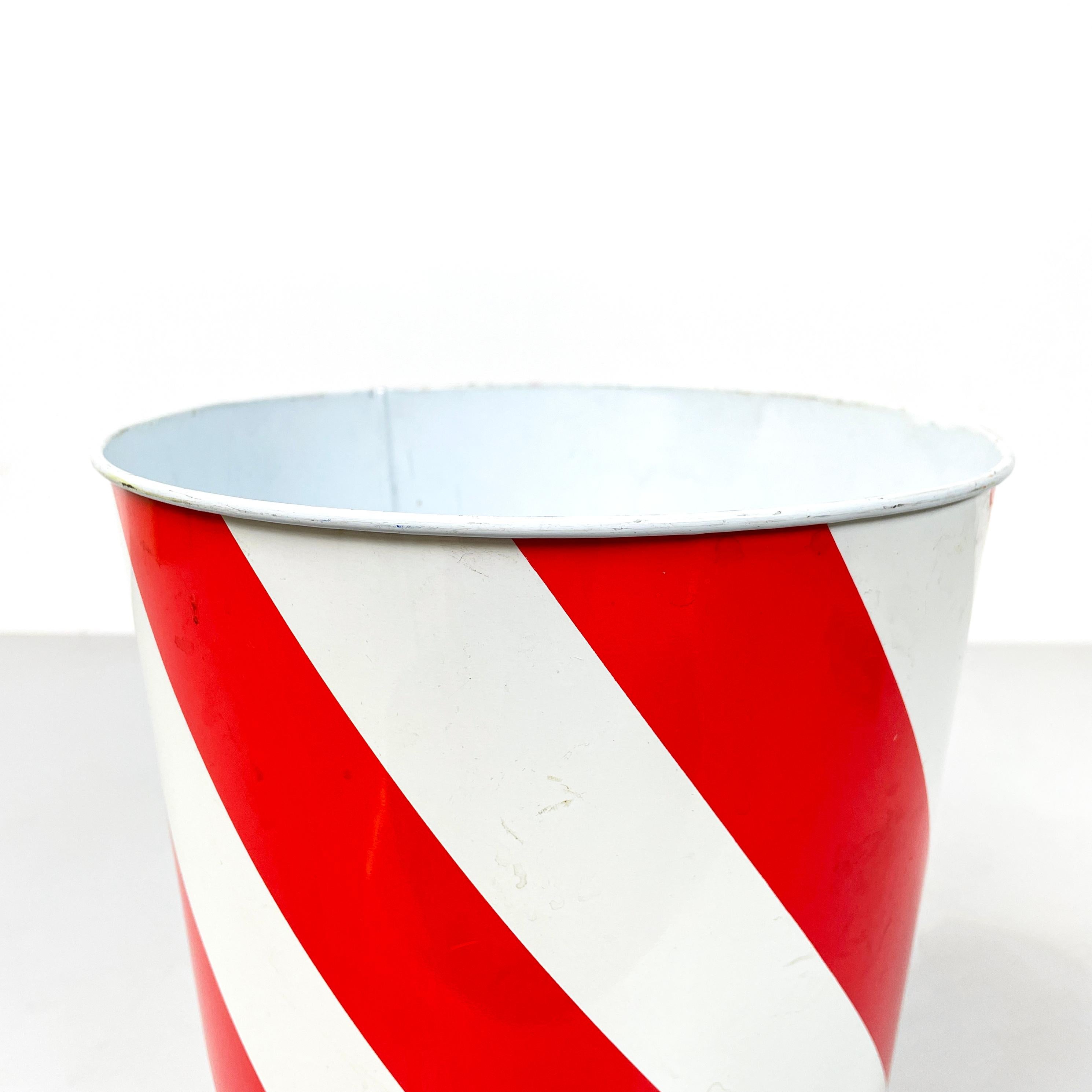 English England modern Round wastepaper basket in red and white metal, 1990s For Sale