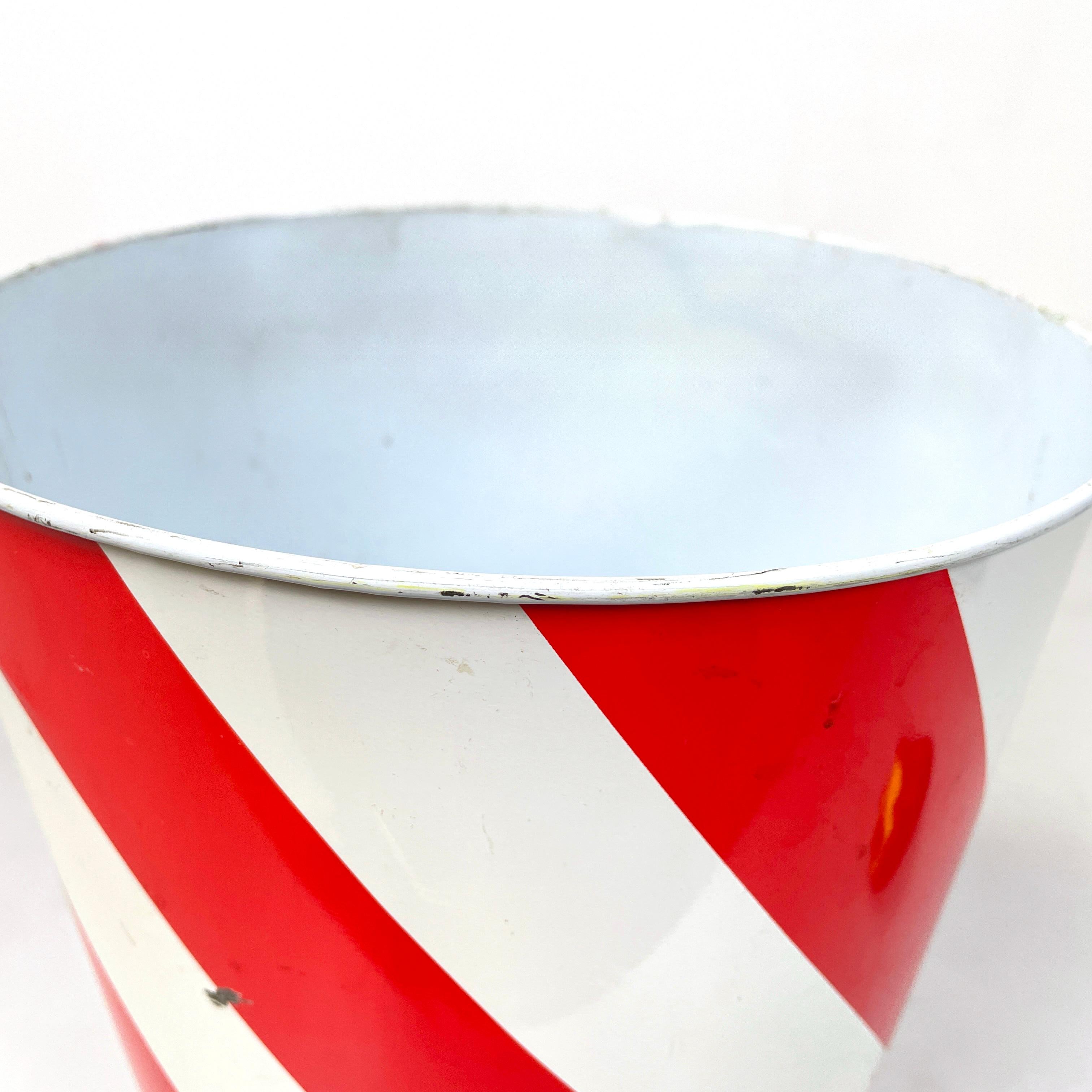 England modern Round wastepaper basket in red and white metal, 1990s In Good Condition For Sale In MIlano, IT