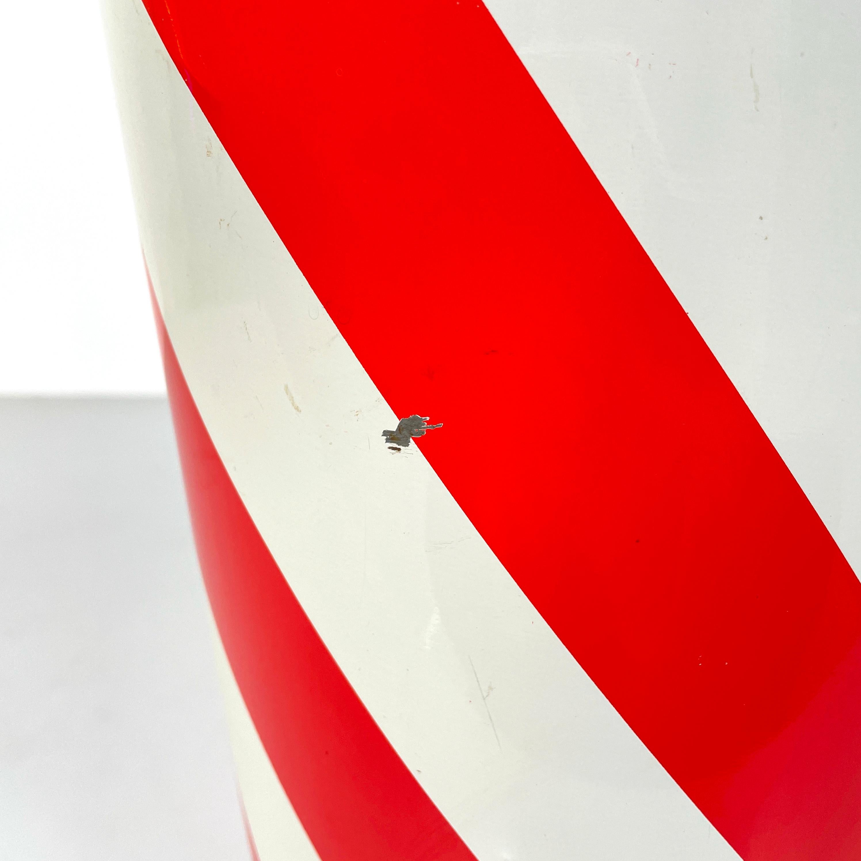 Late 20th Century England modern Round wastepaper basket in red and white metal, 1990s For Sale