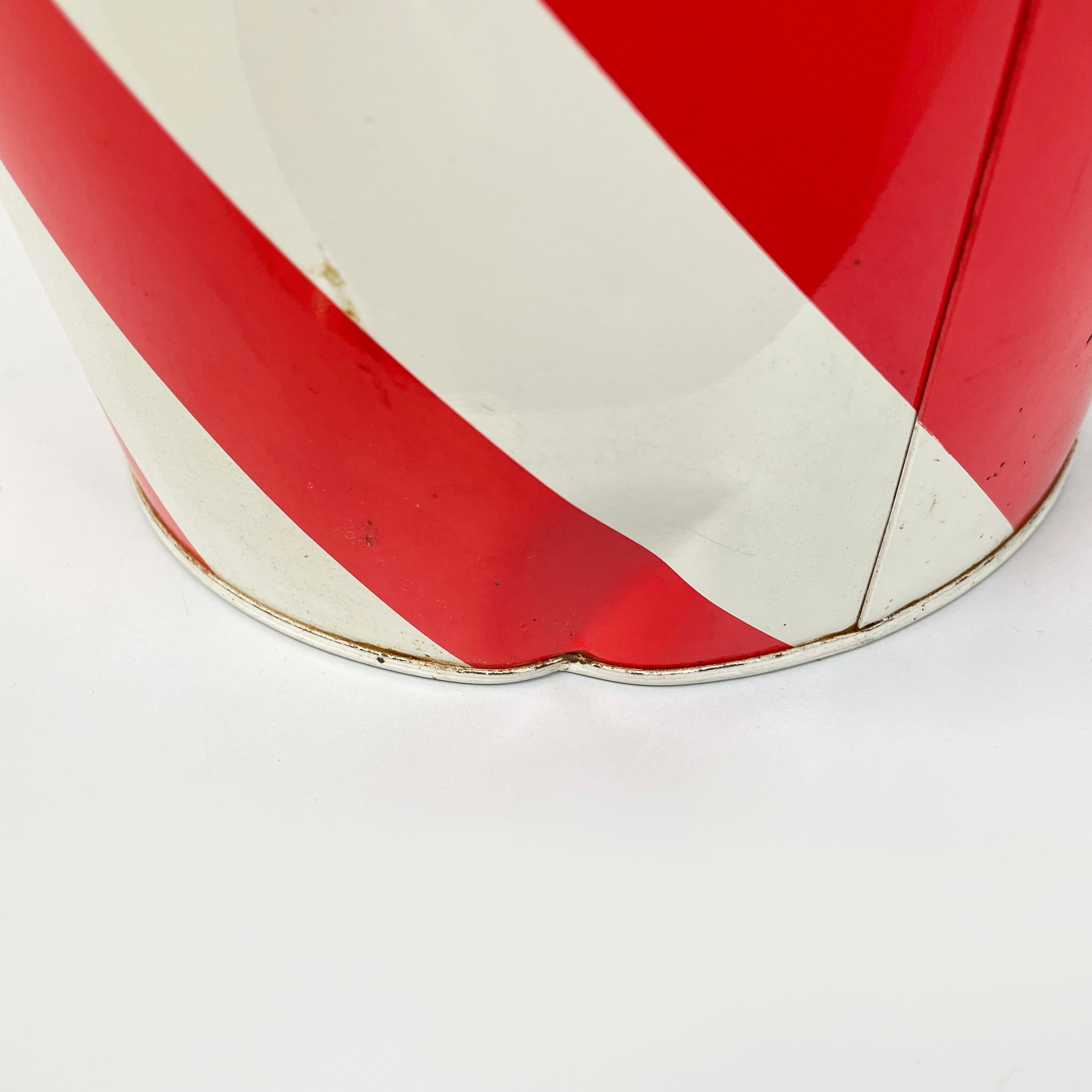 England modern Round wastepaper basket in red and white metal, 1990s For Sale 1