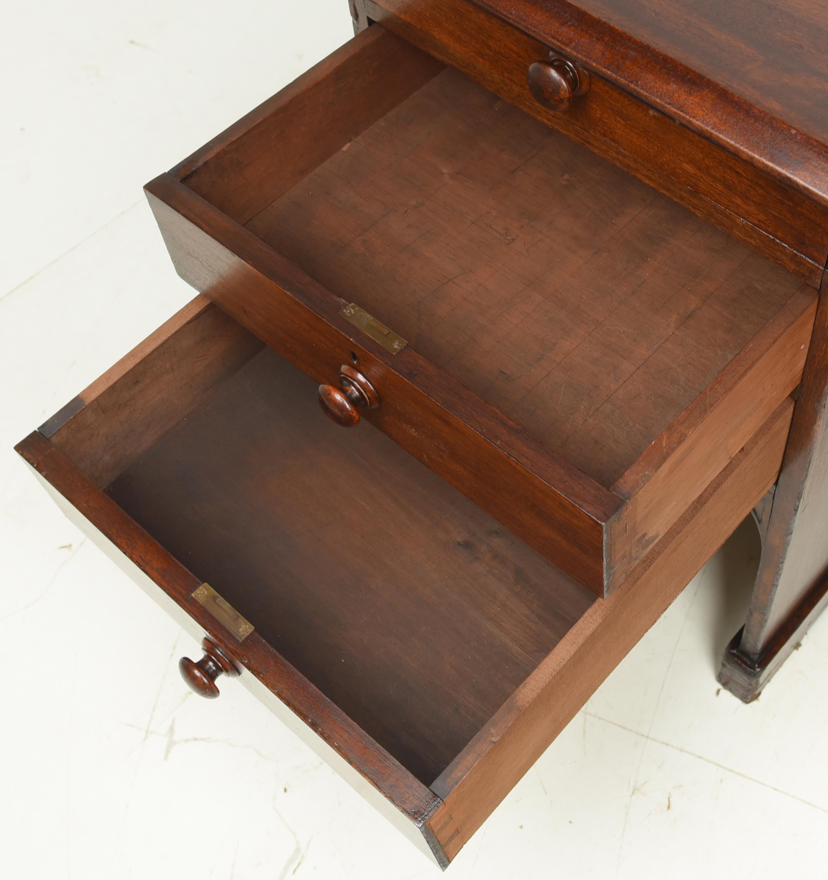 England Partner Desk / Double Desk in Solid Mahogany, circa 1880 For Sale 3