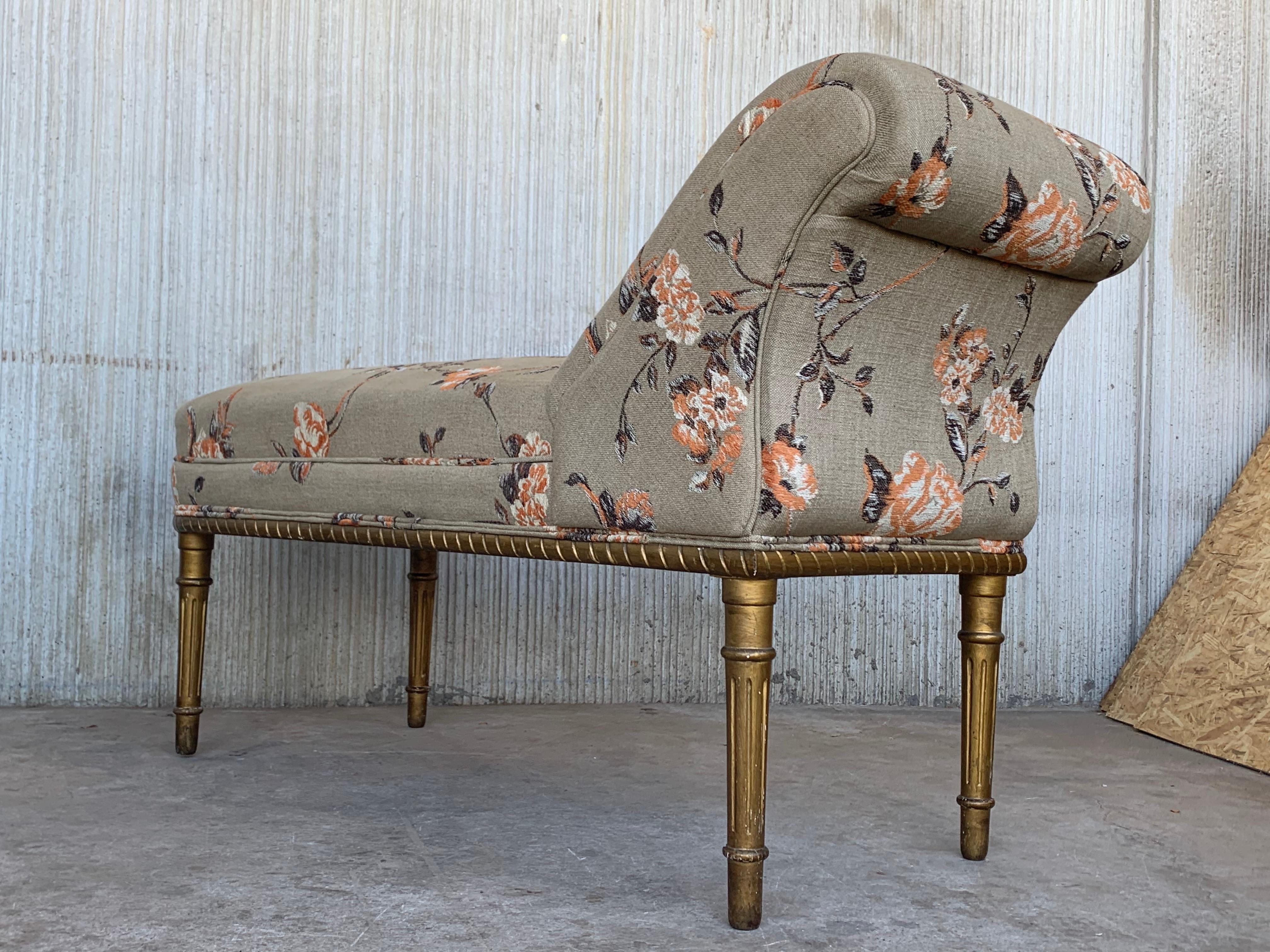 A fine example of a Regency mahogany recamier, nicely carved gilted and fluted legs, and refreshed with grey, pink-peach and black upholstery. English, circa 1820, in very good to excellent overall condition.