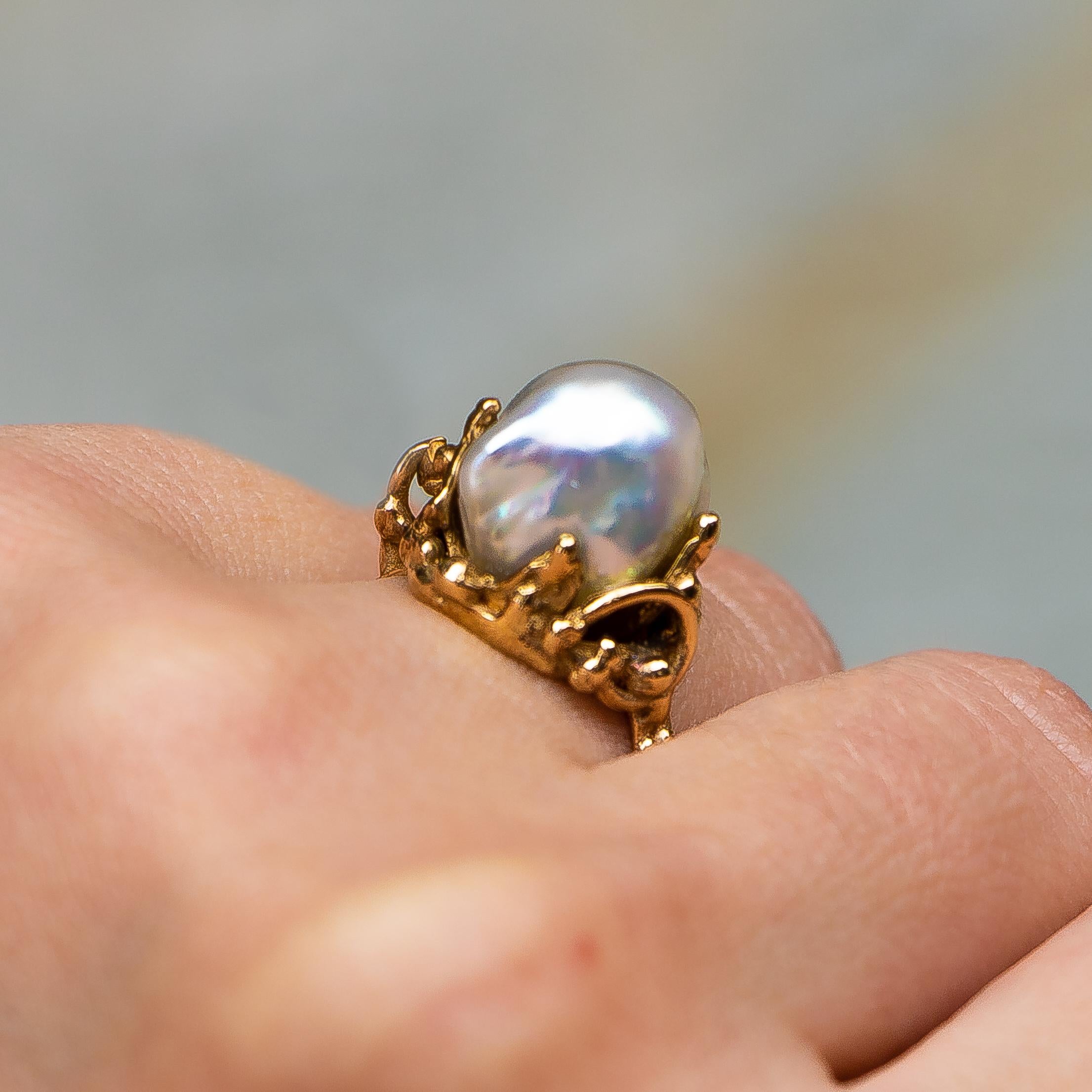 English Pearl Ring 9 Karat Yellow Gold In Excellent Condition In Carlsbad, CA