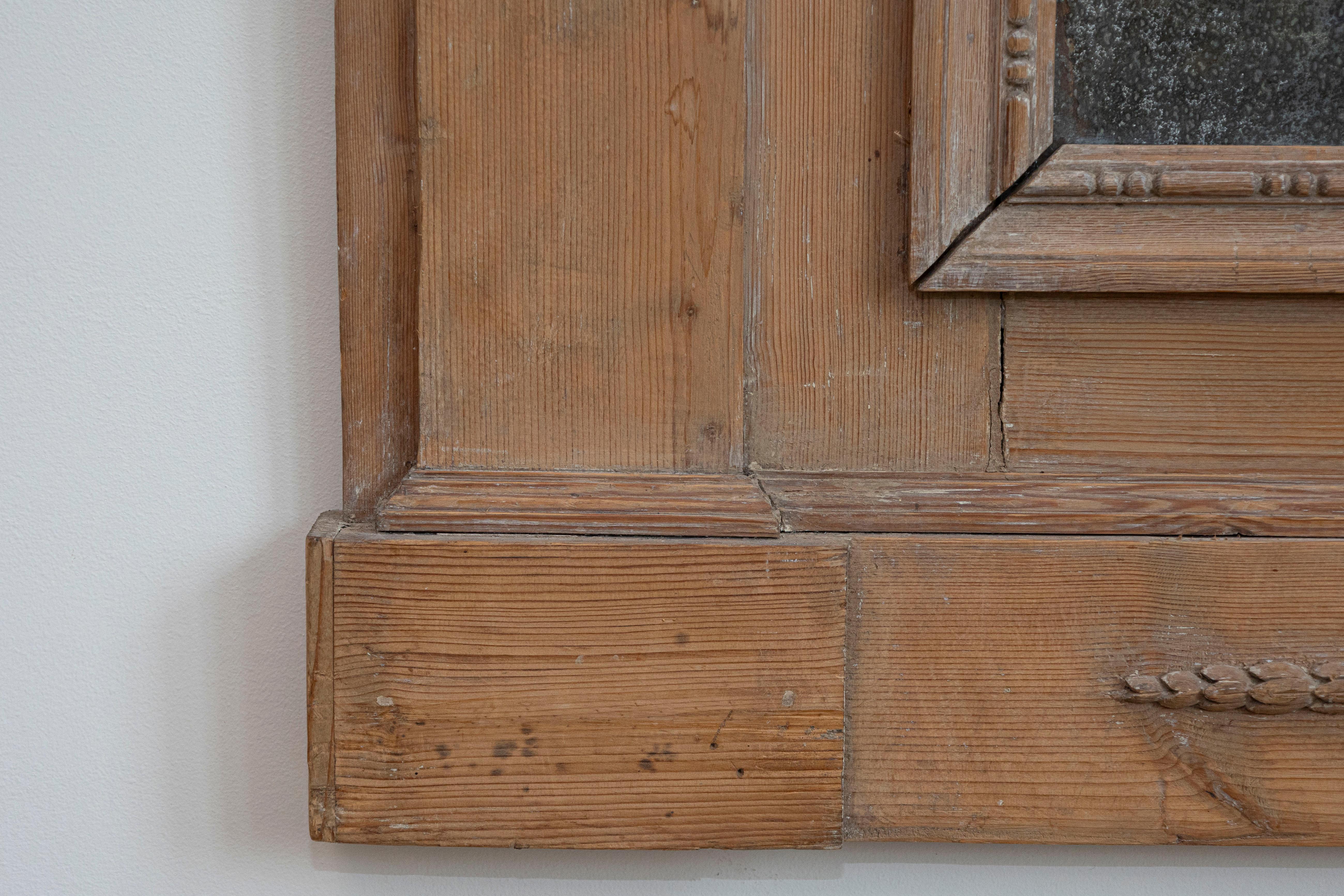 Englischer Kiefernspiegel aus der georgianischen Periode um 1780 mit Originalglas und geschnitzten Fransen (Geschnitzt) im Angebot