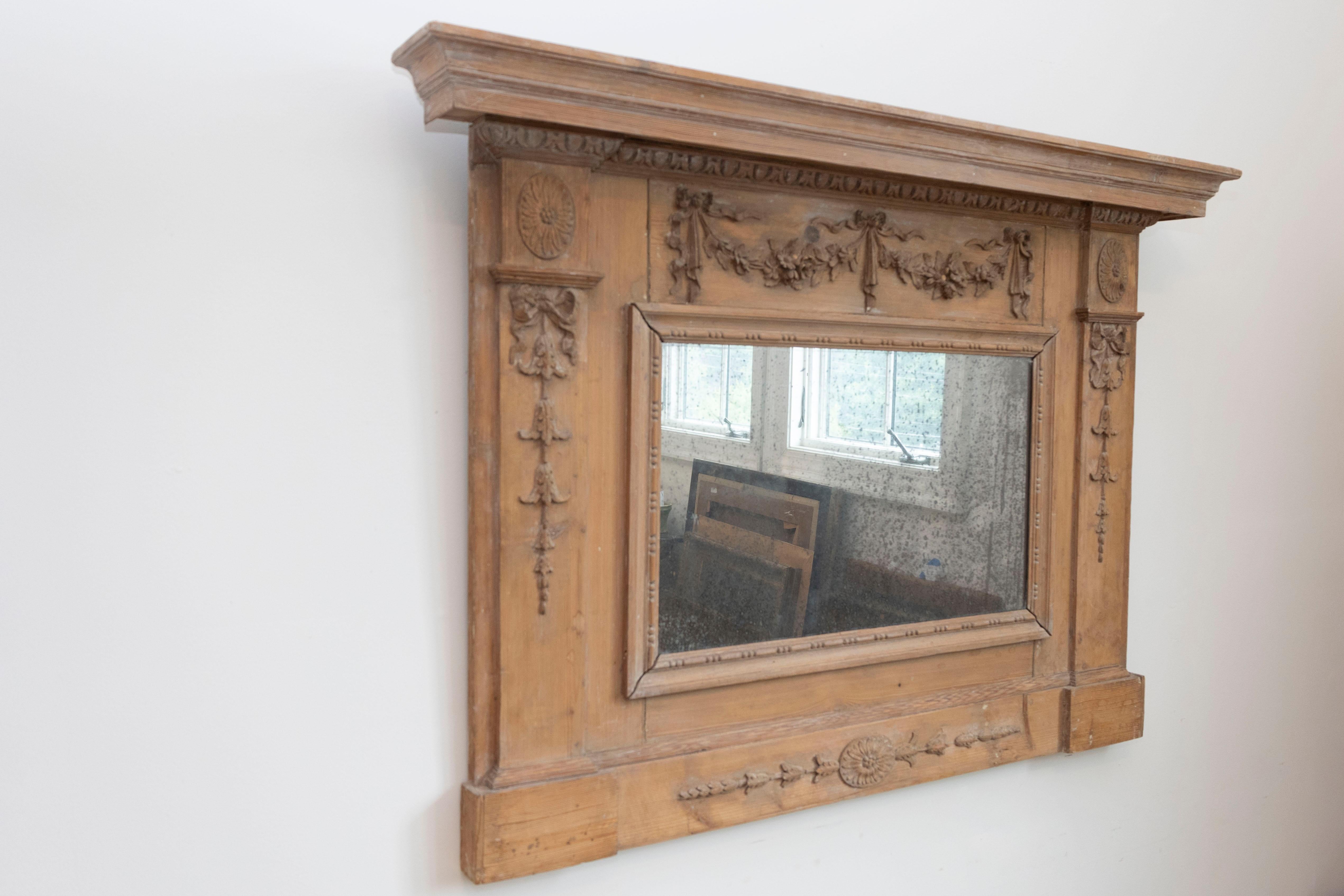 Englischer Kiefernspiegel aus der georgianischen Periode um 1780 mit Originalglas und geschnitzten Fransen im Zustand „Gut“ im Angebot in Atlanta, GA