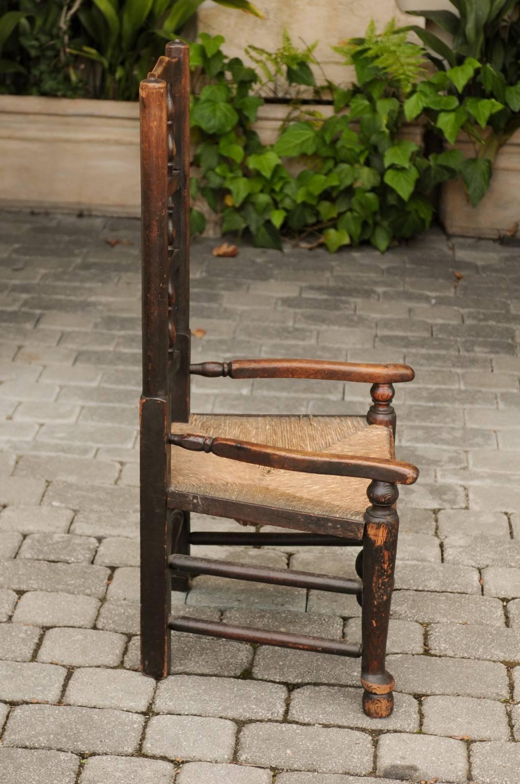 Tourné Chaise de jeunesse anglaise des années 1780 en chêne à bras ouvert de style William and Mary avec siège en jonc en vente