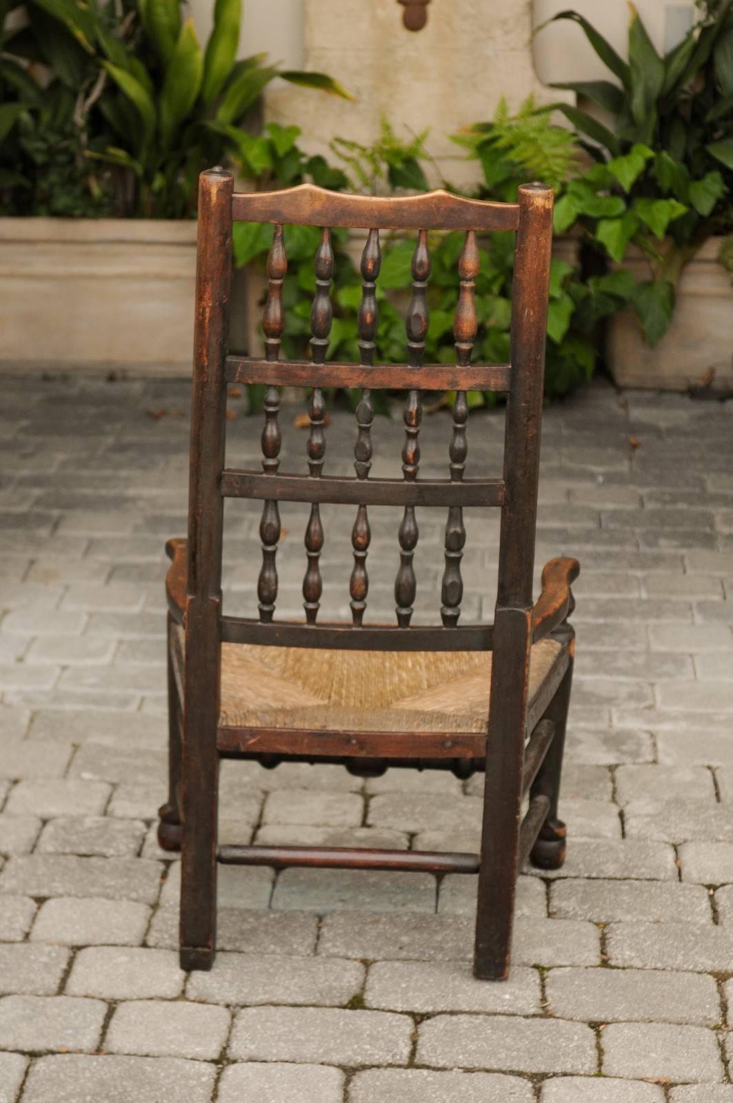 Chaise de jeunesse anglaise des années 1780 en chêne à bras ouvert de style William and Mary avec siège en jonc Bon état - En vente à Atlanta, GA