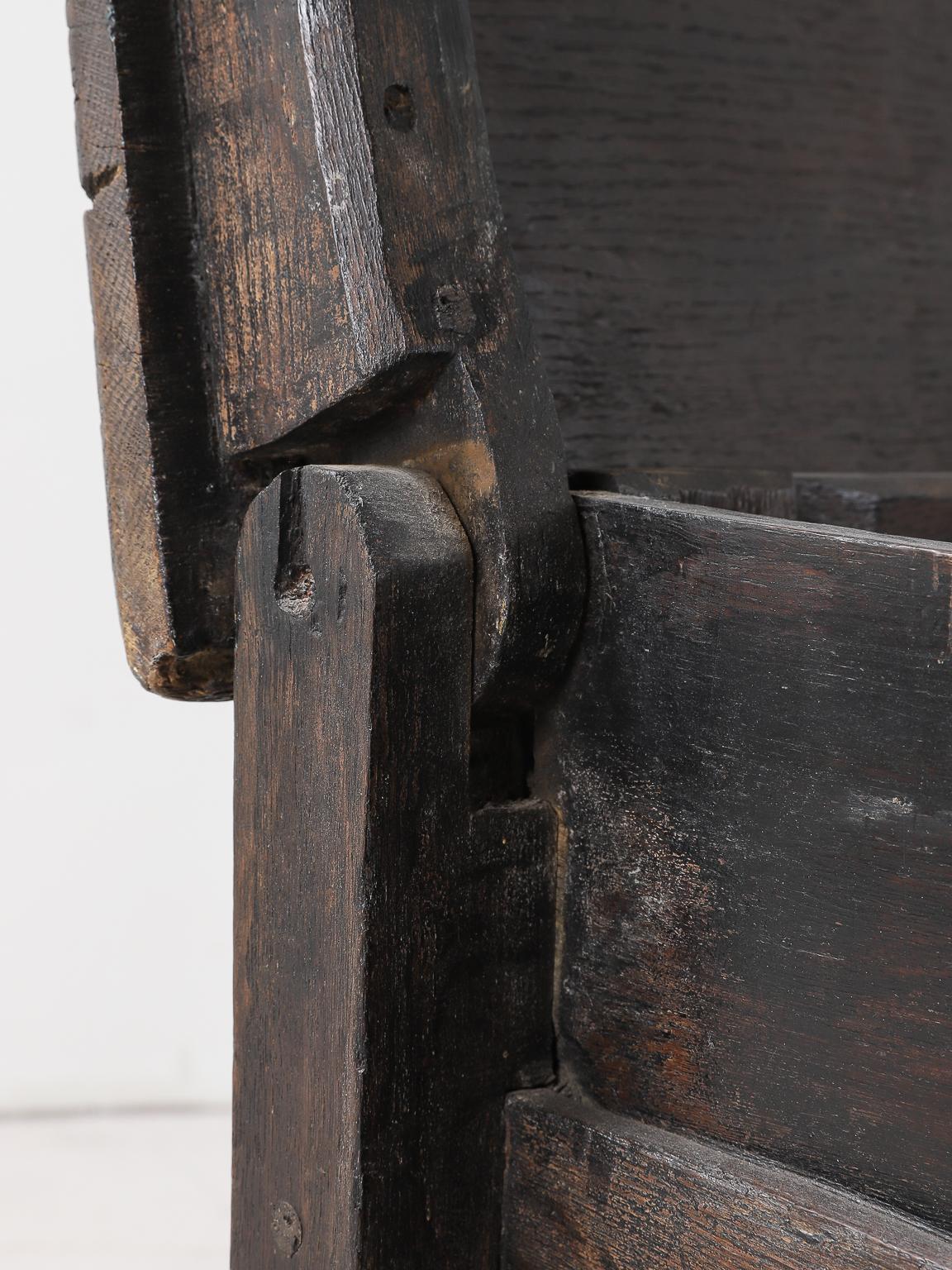 Englischer Arche-Koffer aus Eichenholz aus dem 17. (18. Jahrhundert und früher) im Angebot